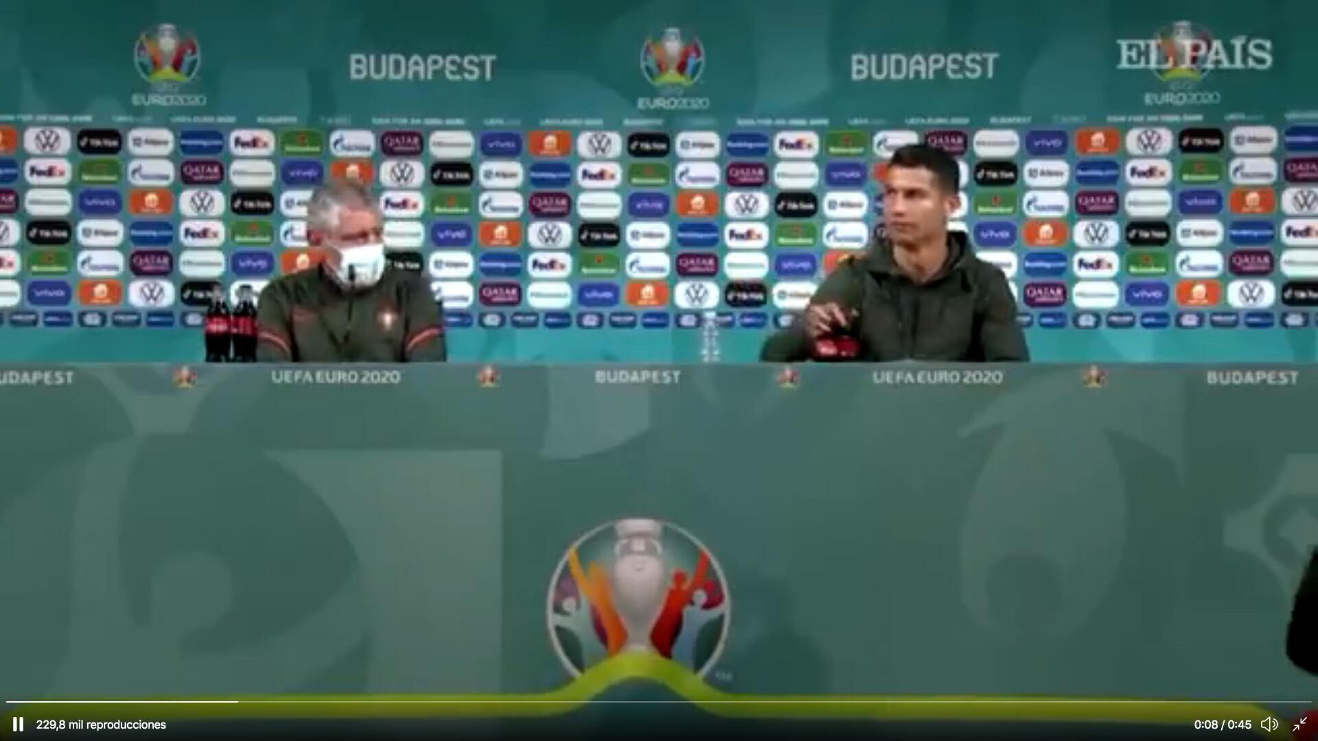 Cristiano Ronaldo le hizo la cruz a la Coca Cola. Captura de video.