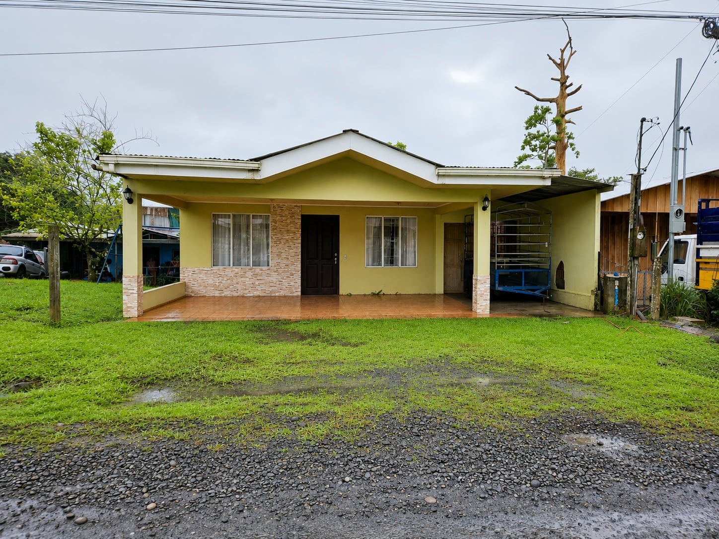 Esta vivienda de tres habitaciones en San Rafael de Guatuso, Alajuela, cuenta con un terreno de 400 m² y se ofrece por ₡18.561.000, tras una rebaja del 40%.