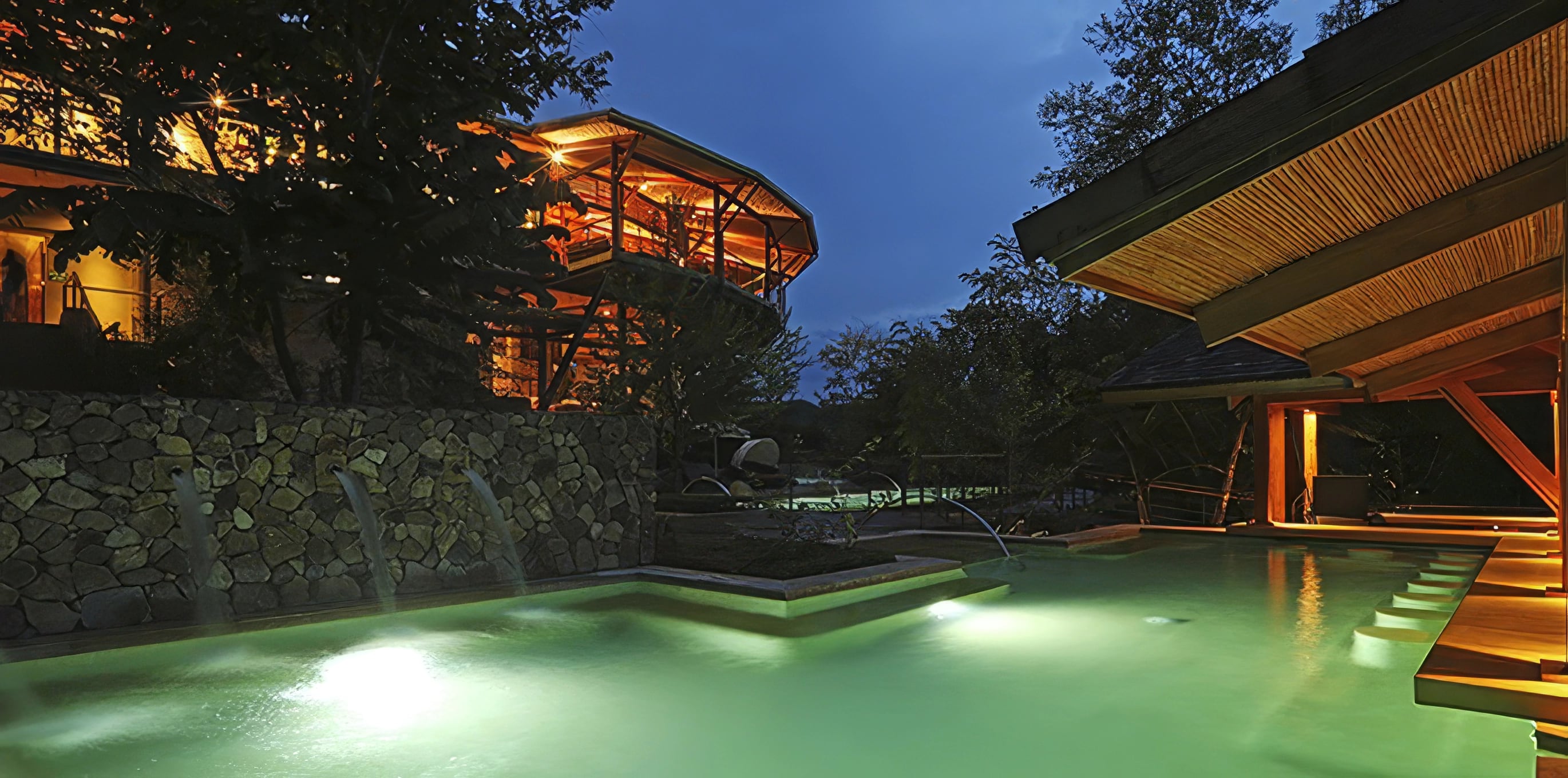 Hospedaje rodeado de bosque.