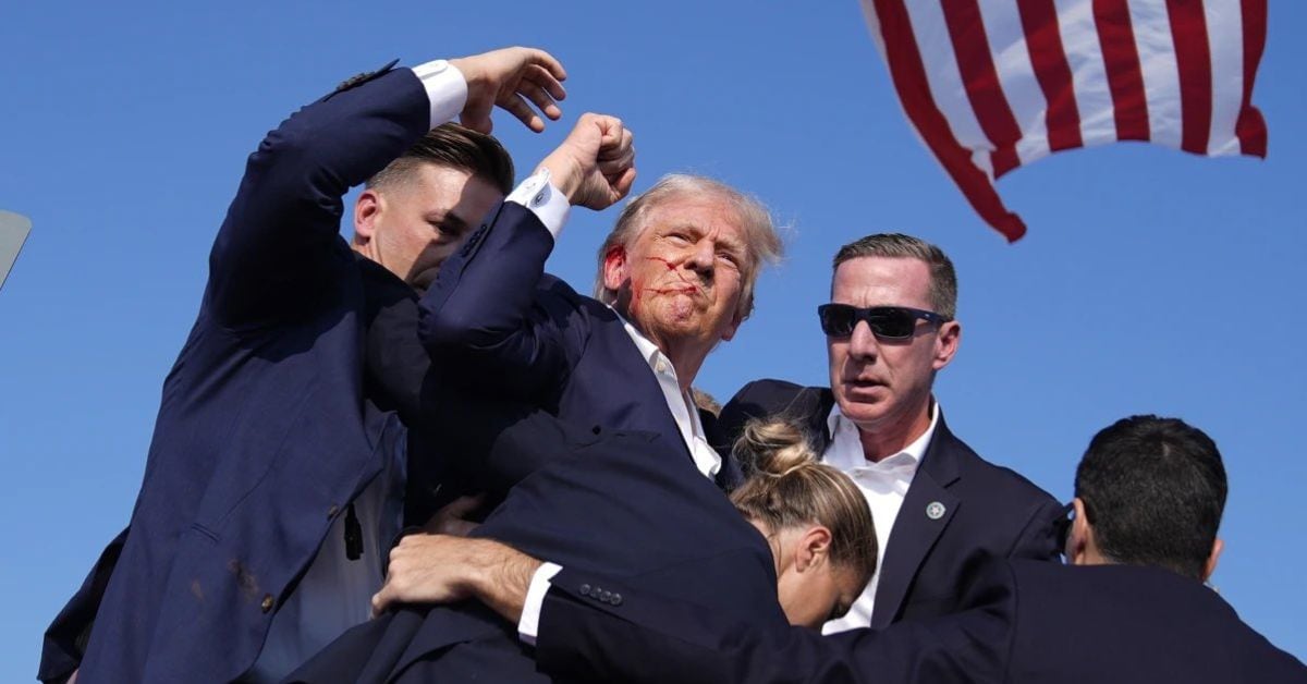 Donald Trump fue evacuado de mitín en Pensilvania tras aparentes disparos. (Foto: AP prensa)