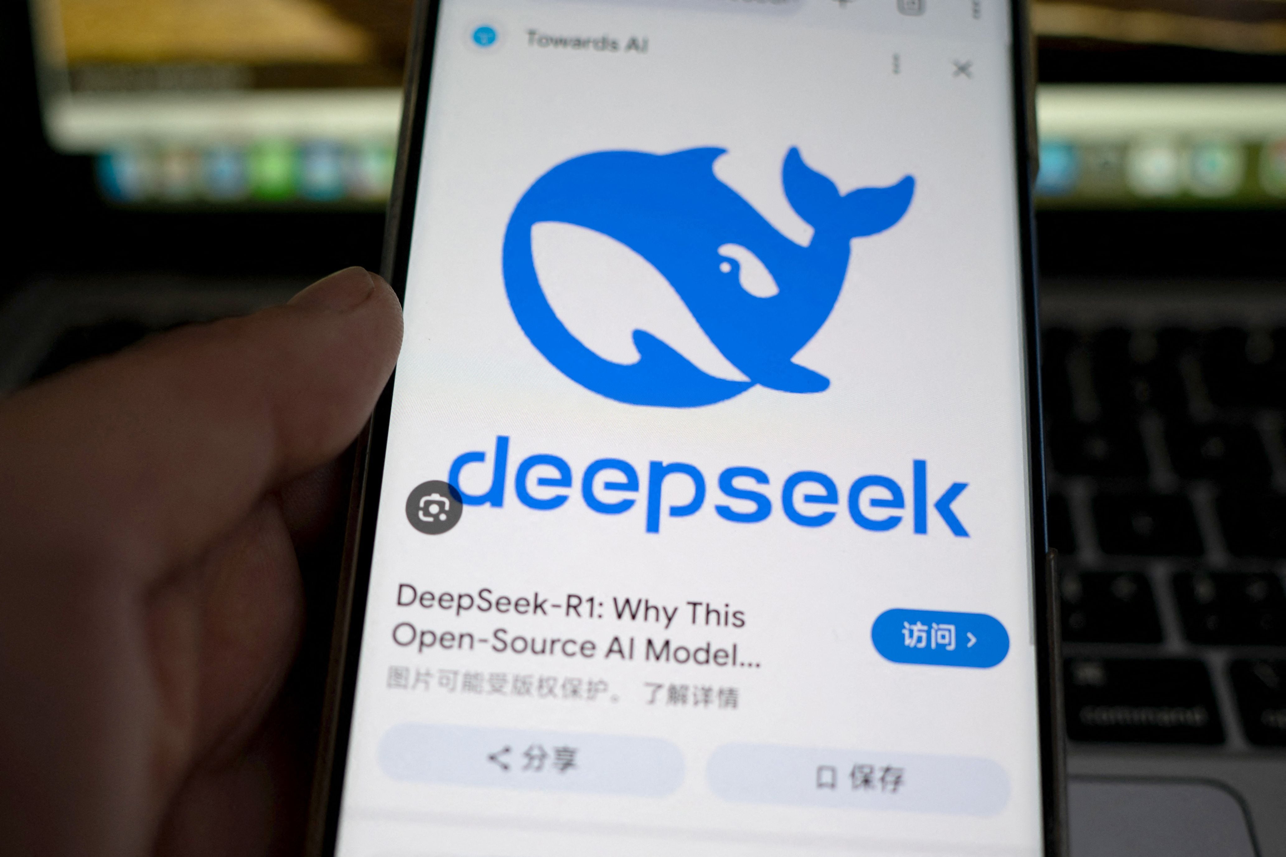 Primer plano de una mano sosteniendo un teléfono móvil con el logotipo de DeepSeek en la pantalla. Australia vetó el uso de esta IA en dispositivos del gobierno por preocupaciones de seguridad.