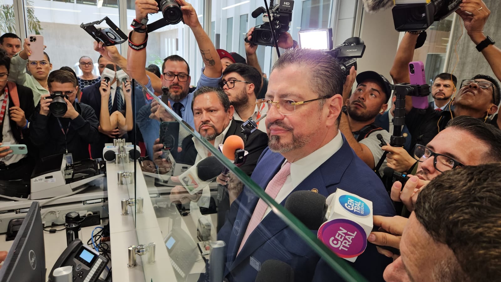 Rodrigo Chaves llegó a la Asamblea Legislativa para presentar un proyecto de ley sobre el referéndum