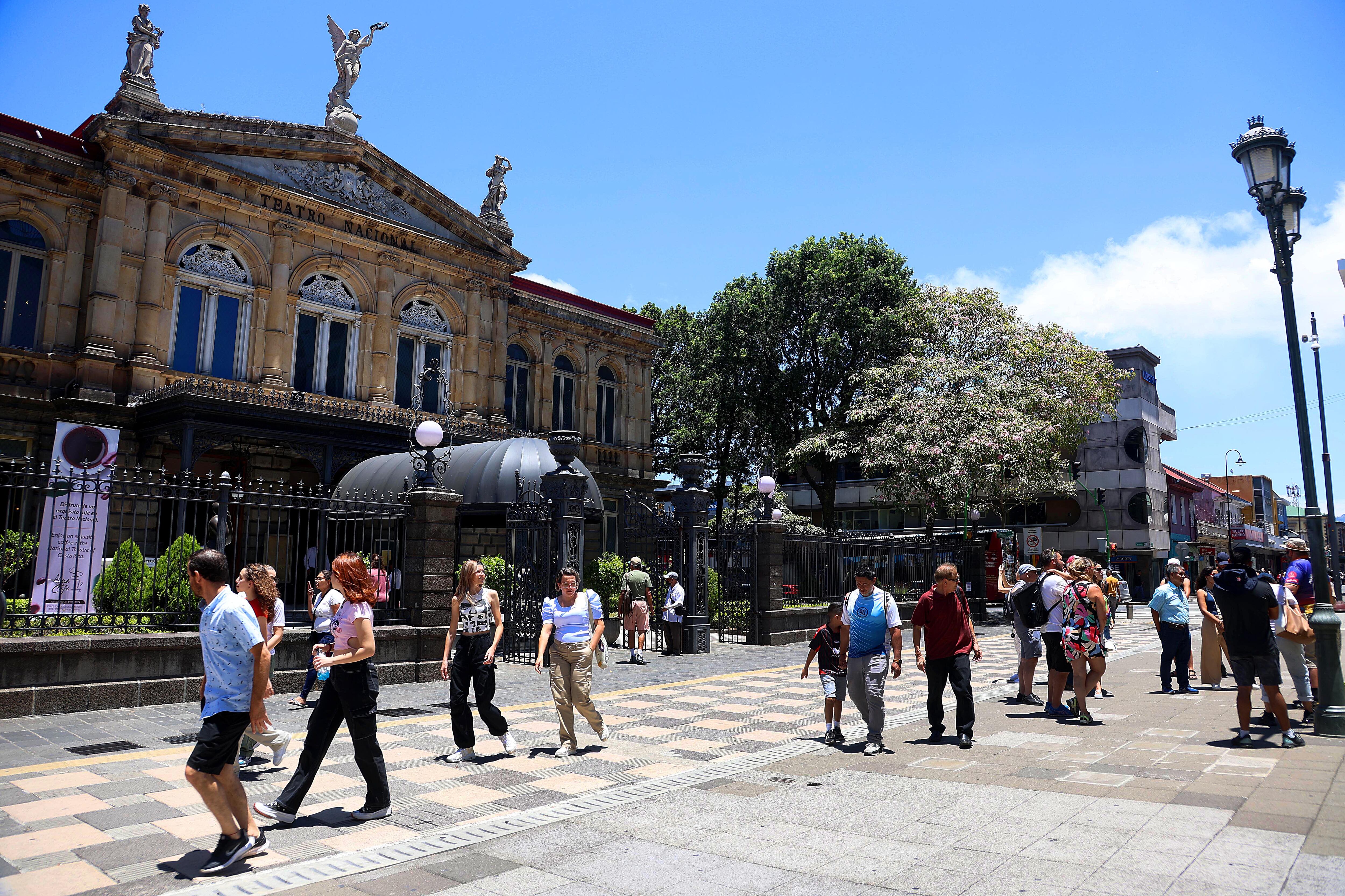 15/04/2024 San José. Este lunes, minutos antes del mediodía, los rayos del sol cayeron perpendicularmente sobre nuestras cabezas y objetos –en un ángulo de 90.°– de modo que la proyección de sombra hacia los lados desapareció. Este fenómeno, conocido como sol cenital o sombra cero, se llama así porque el sol se coloca exactamente encima del cenit “es decir, la intersección de la vertical de un lugar con la esfera celeste”, de acuerdo con el Instituto Meteorológico Nacional (IMN). Desde el centro de la capital, registramos el fenómeno que se dio entre las 11:30 y las 11:40 a.m. Foto: Rafael Pacheco Granados