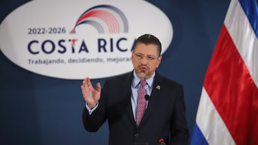 Valoración de la población a Rodrigo Chaves en declive constante: pierde 22 puntos porcentuales en un año, pero mantiene apoyo de más de la mitad del país