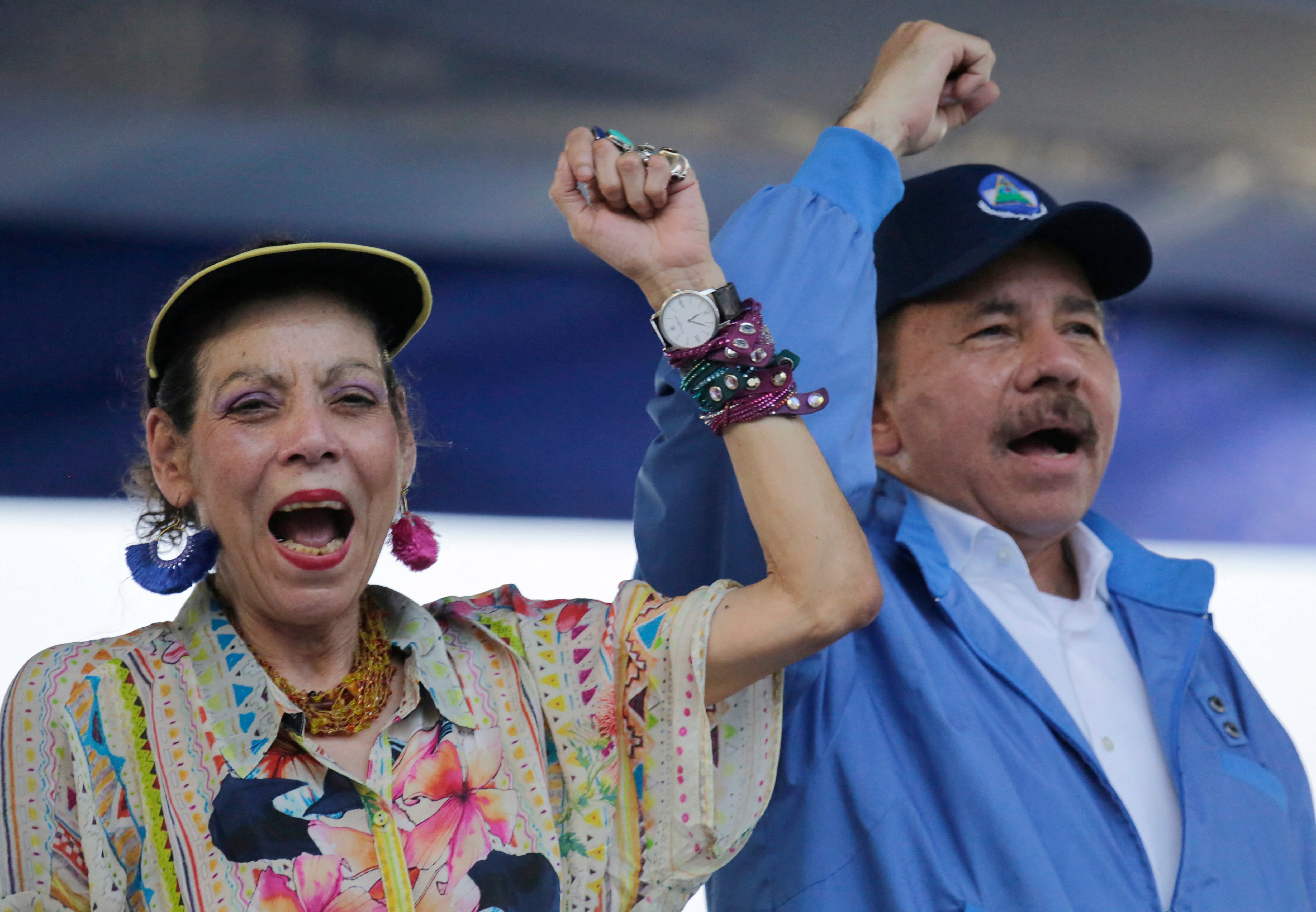 El presidente de Nicaragua, Daniel Ortega, y su esposa, la vicepresidenta Rosario Murillo, levantan el puño durante la conmemoración del 51º aniversario de la campaña guerrillera de Pancasan en Managua, el 29 de agosto de 2018.
La esposa del presidente nicaragüense Daniel Ortega, la "copresidenta" Rosario Murillo, asumirá el mando del Ejército en virtud de una reforma legal aprobada el 25 de marzo de 2025, en primera instancia, por el Congreso. (Foto de INTI OCON / AFP)