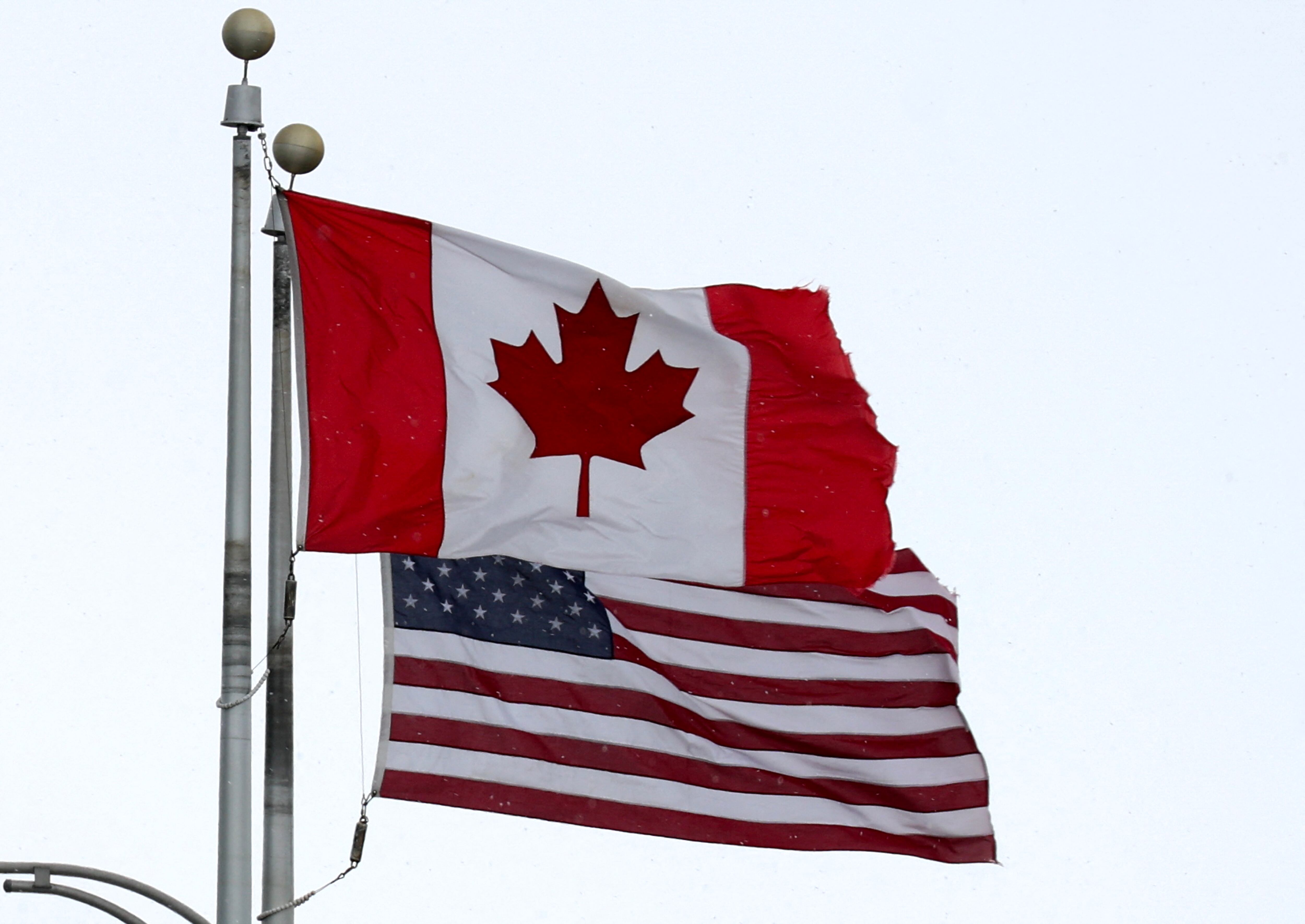 Una bandera canadiense ondea junto a la estadounidense en el puente fronterizo Lewiston-Queenston en las Cataratas del Niágara, Canadá. El presidente de Estados Unidos, Donald Trump, se arriesgó a iniciar una guerra comercial después de amenazar con un arancel del %25 sobre muchos productos enviados desde Canadá a Estados Unidos.