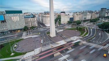 Argentina anuncia medidas para tratar de mitigar la devaluación y la inflación de más de 100% interanual
