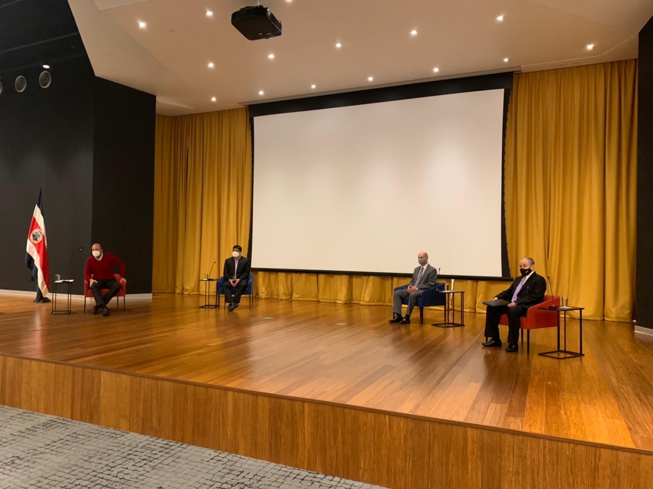 El BAC Credomatic y el Banco Nacional presentaron sus programas de uso de la facilidad crediticia. De izquierda a derecha, Federico Odio, del BAC; el mandatario Carlos Alvarado; Rodrigo Cubero, del BCCR; y Bernardo Alfaro, del Banco Nacional. Foto: Óscar Rodríguez.