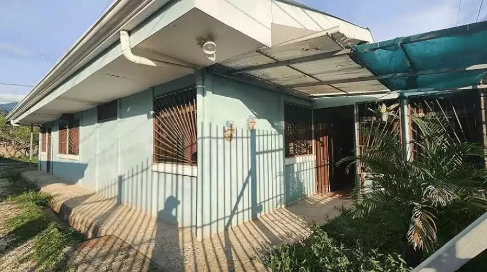 El inmueble incluye cuatro apartamentos: dos de ellos con dos habitaciones y otros dos con tres dormitorios.