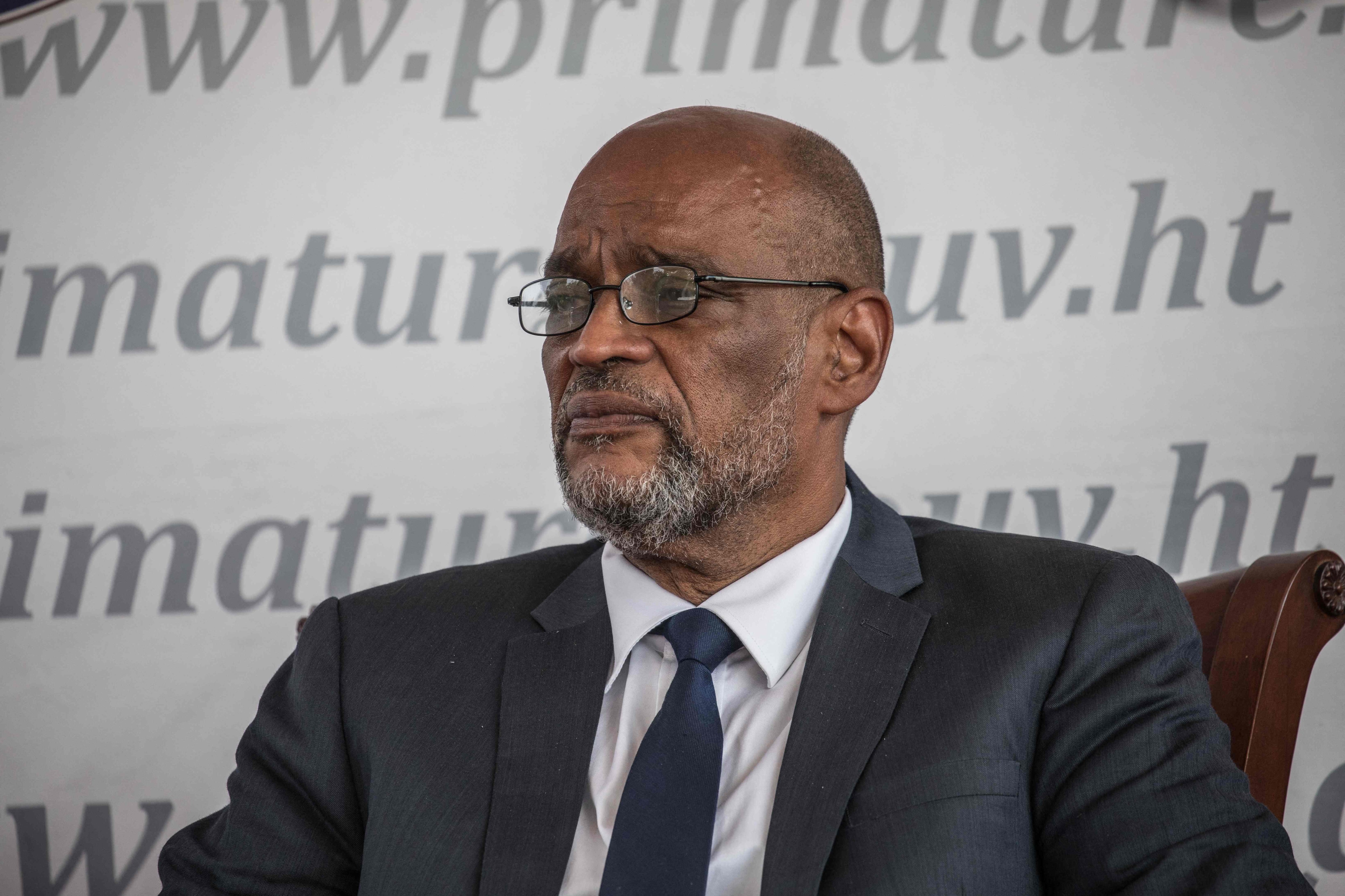 El primer ministro de Haití, Ariel Henry, observa durante una ceremonia en La Primature en Puerto Príncipe, Haití, el 20 de julio de 2021. El primer ministro haitiano, Ariel Henry, presentó su renuncia, el presidente de la Comunidad del Caribe (CARICOM) y el presidente de Guyana, Irfaan Ali, anunció este lunes. (Foto de Valerie Baeriswyl / AFP)