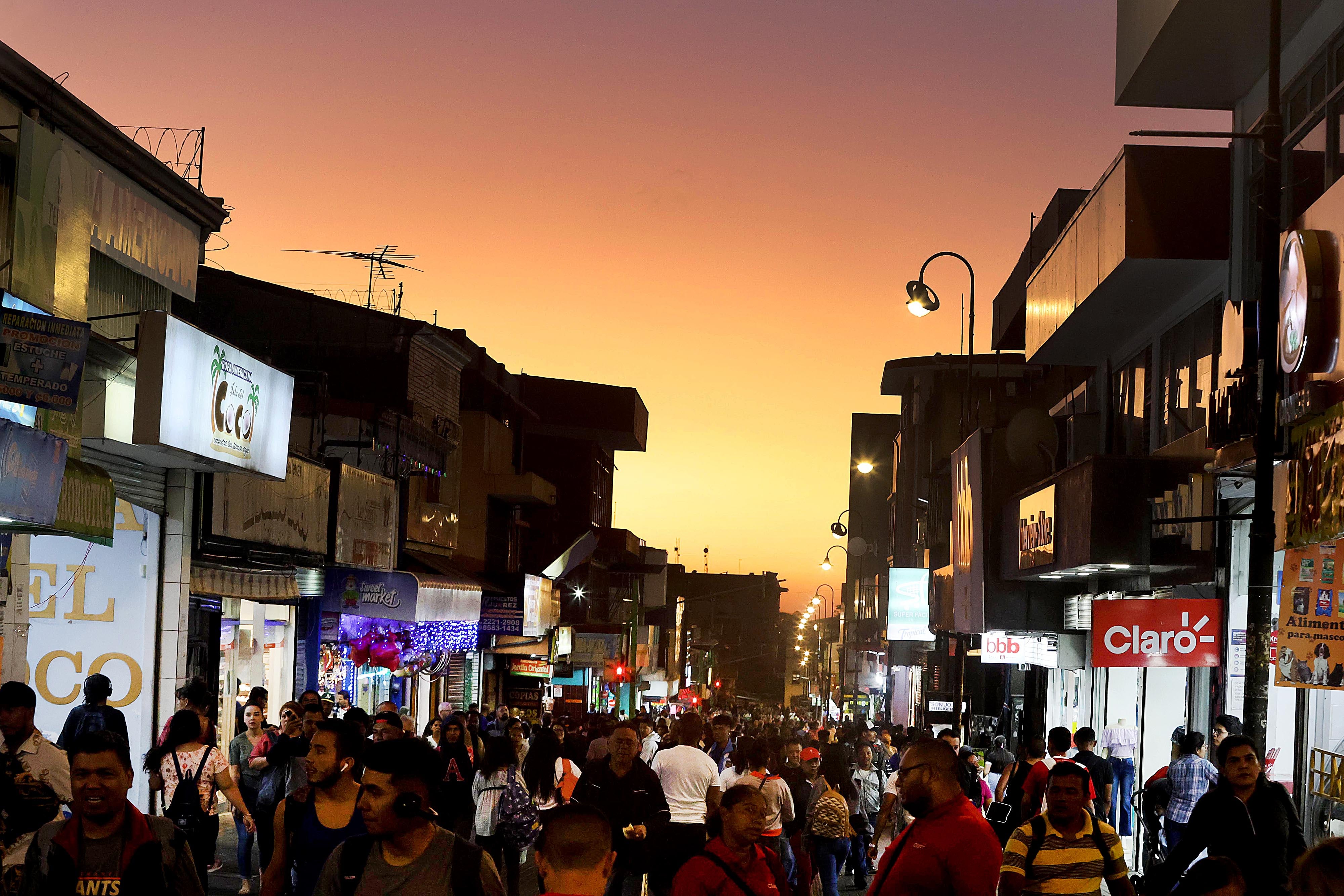 Gente caminando por Avenida 4. Para temas relacionados con poblacion, gente, trabajadores, empleados, trabajadores, compras, etc. Foto: Rafael Pacheco Granados