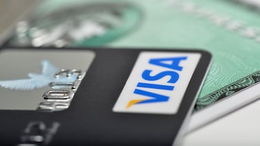 Seguros de tarjetas en cinco bancos: compare coberturas, sumas aseguradas y primas mensuales