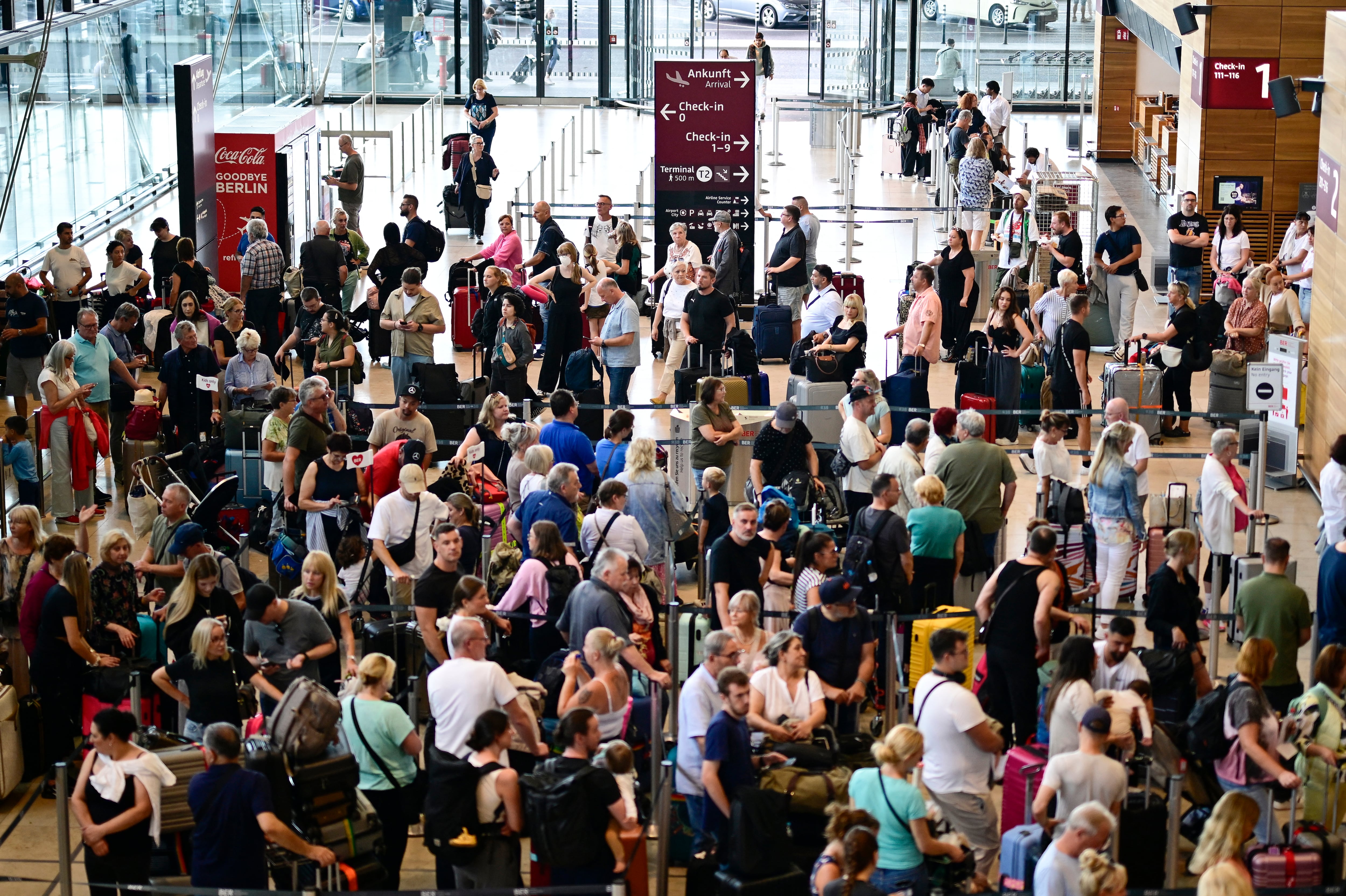 Pasajeros hacen fila para facturar en la Terminal 1 del Aeropuerto Willy-Brandt de Berlín-Brandeburgo (BER) en Schoenefeld, al sureste de Berlín, este 20 de septiembre, después de que importantes aeropuertos europeos se vieran afectados por un ciberataque. Fotografía: