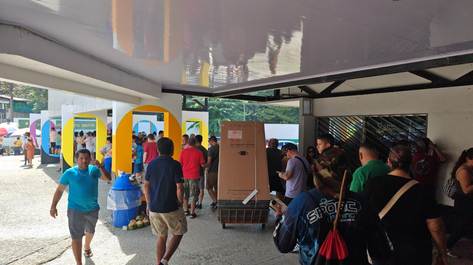 Visitantes recorren el Depósito Libre de Golfito, que en 2024 alcanzó una cifra récord de 310.495 compradores autorizados, atraídos por las exoneraciones en electrodomésticos, licores y otros productos.