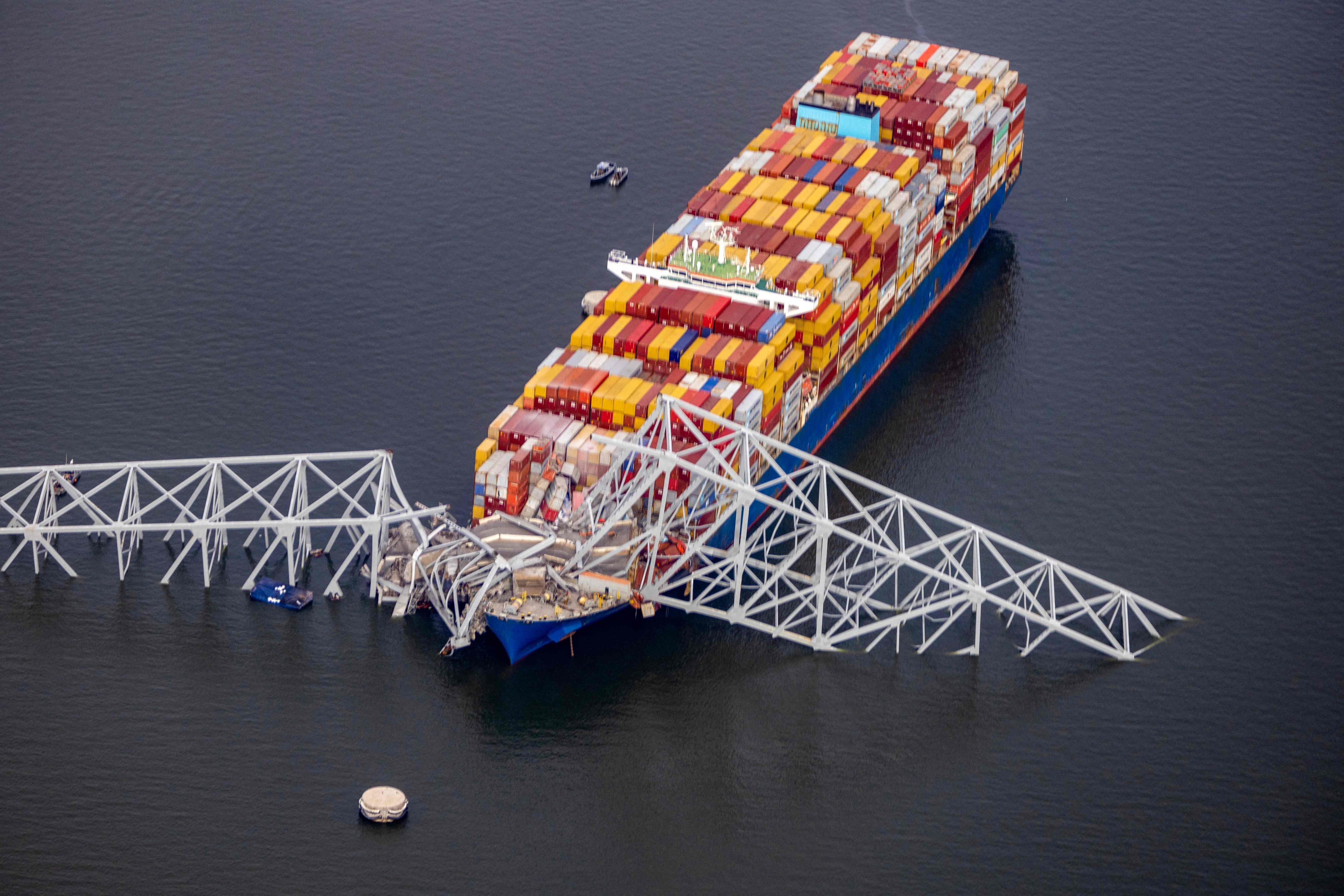 El puente Francis Scott Key de Baltimore colapsa después de ser impactado por un buque de carga.