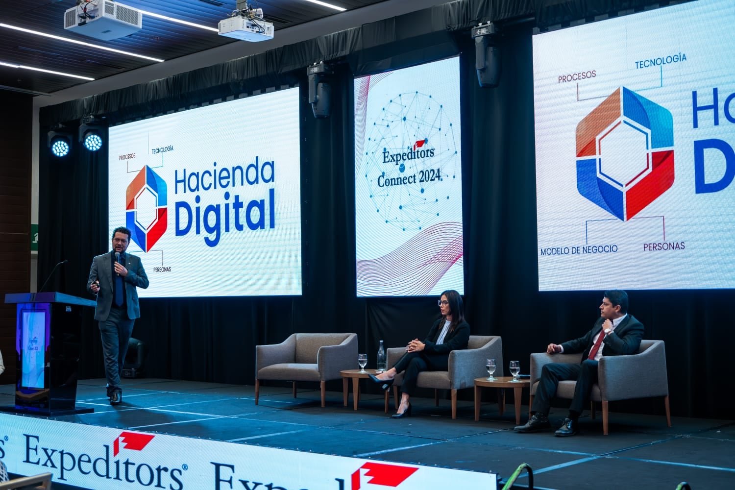 Cristian Barquero, director del proyecto Hacienda Digital, en una presentación donde se detallan las herramientas tecnológicas del programa, como el sistema aduanero Atena y el sistema tributario Tribu-CR.