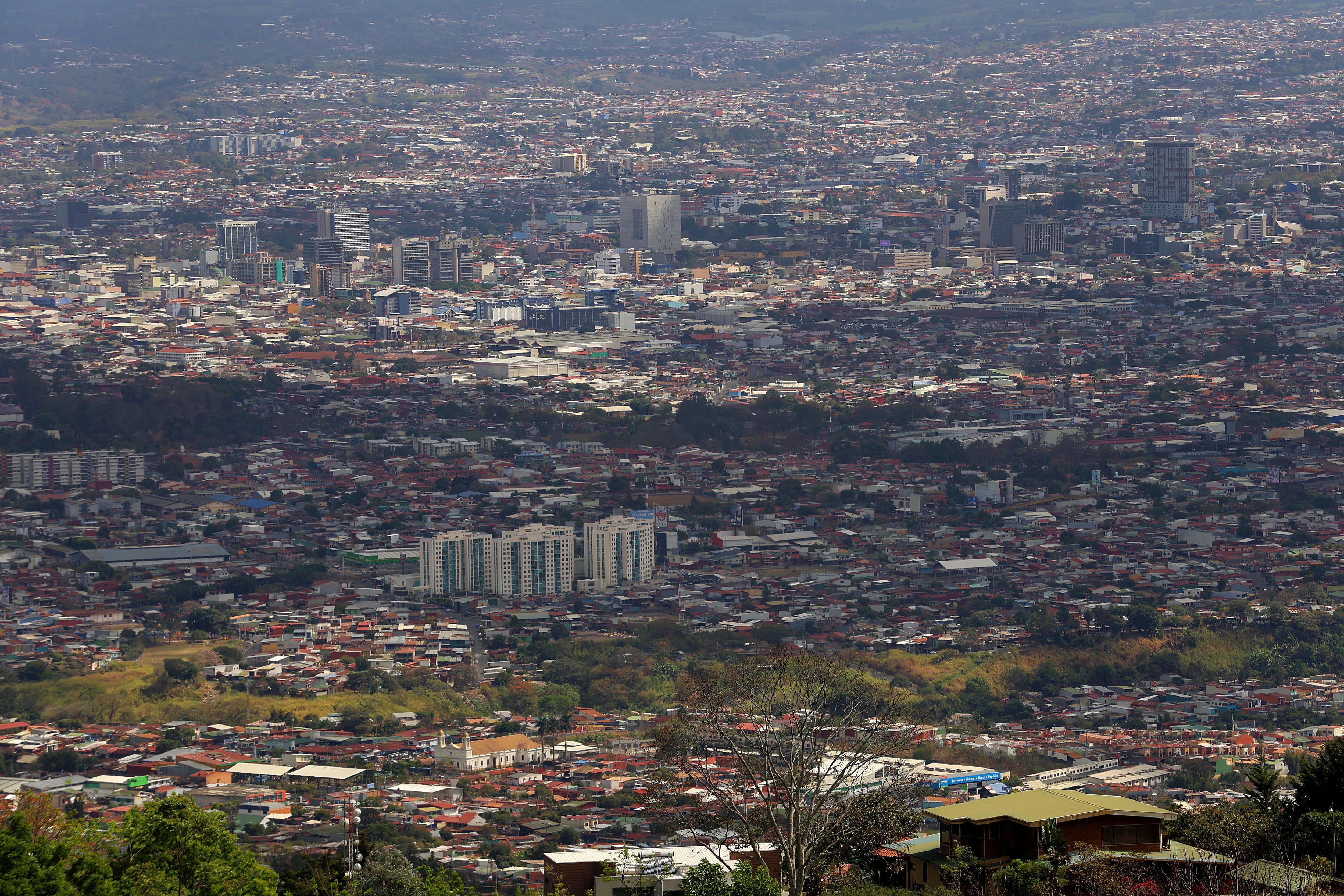 28/02/2024 Vista panorámica del centro de San José desde lo alto de Alajuelita. Para temas relacionados con población de San José; sobrepoblación, etc. Foto: Rafael Pacheco Granados