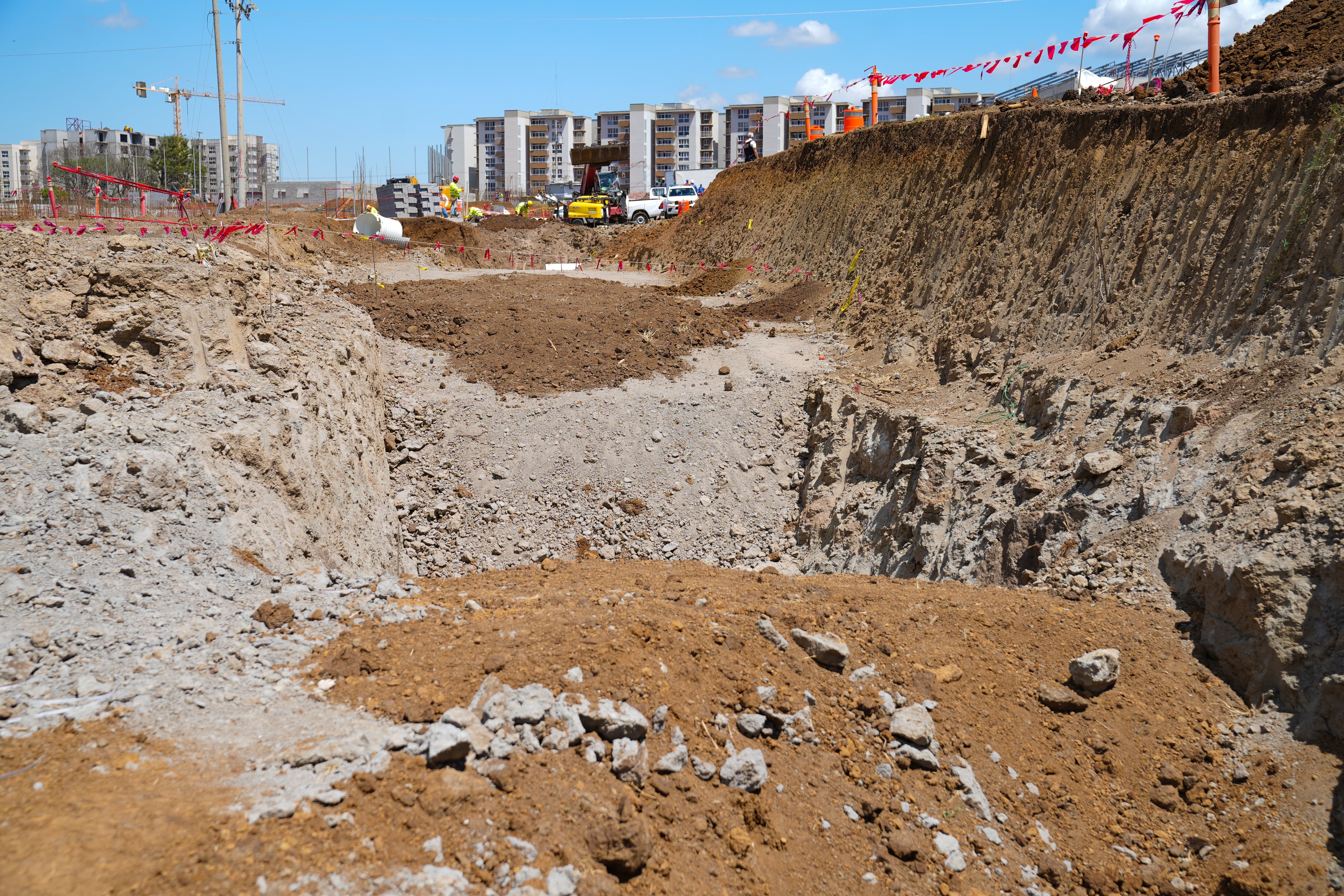 El presidente de la República, Rodrigo Chaves, la presidenta electa, Laura Fernández y los ministros de Justicia y Seguridad, Gerald Campos y Mario Zamora inspeccionaron el avance de obras en el CACCO.