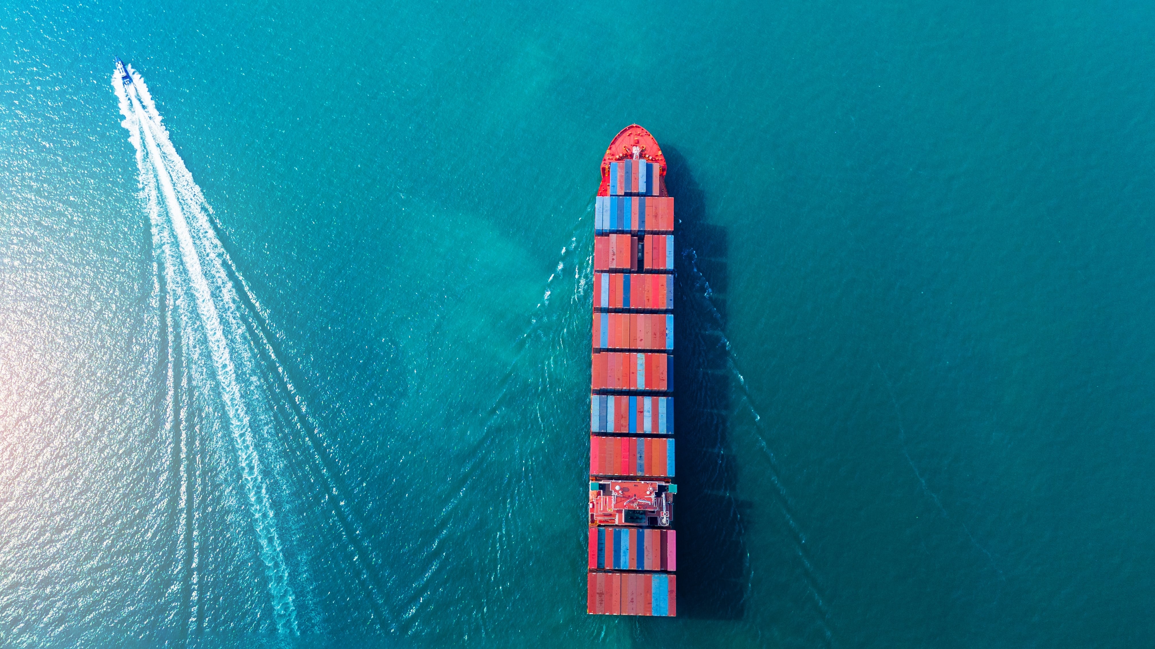 Buque portacontenedores surca las aguas del estrecho de Ormuz, en el golfo Pérsico.