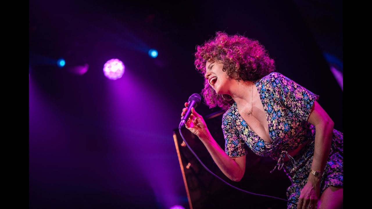 La vocalista de jazz, Cyrille Aimée, tocará junto al pianista francés, Mathis Picard, en la apertura de la temporada 2025 del Teatro Nacional.