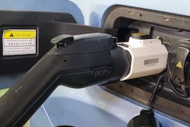 Recargar un carro eléctrico fuera de casa tendrá precio libre; vea el cambio que dictó la Aresep