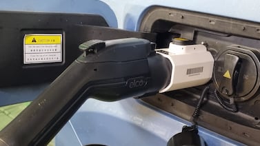 Recargar un carro eléctrico fuera de casa tendrá precio libre; vea el cambio que dictó la Aresep