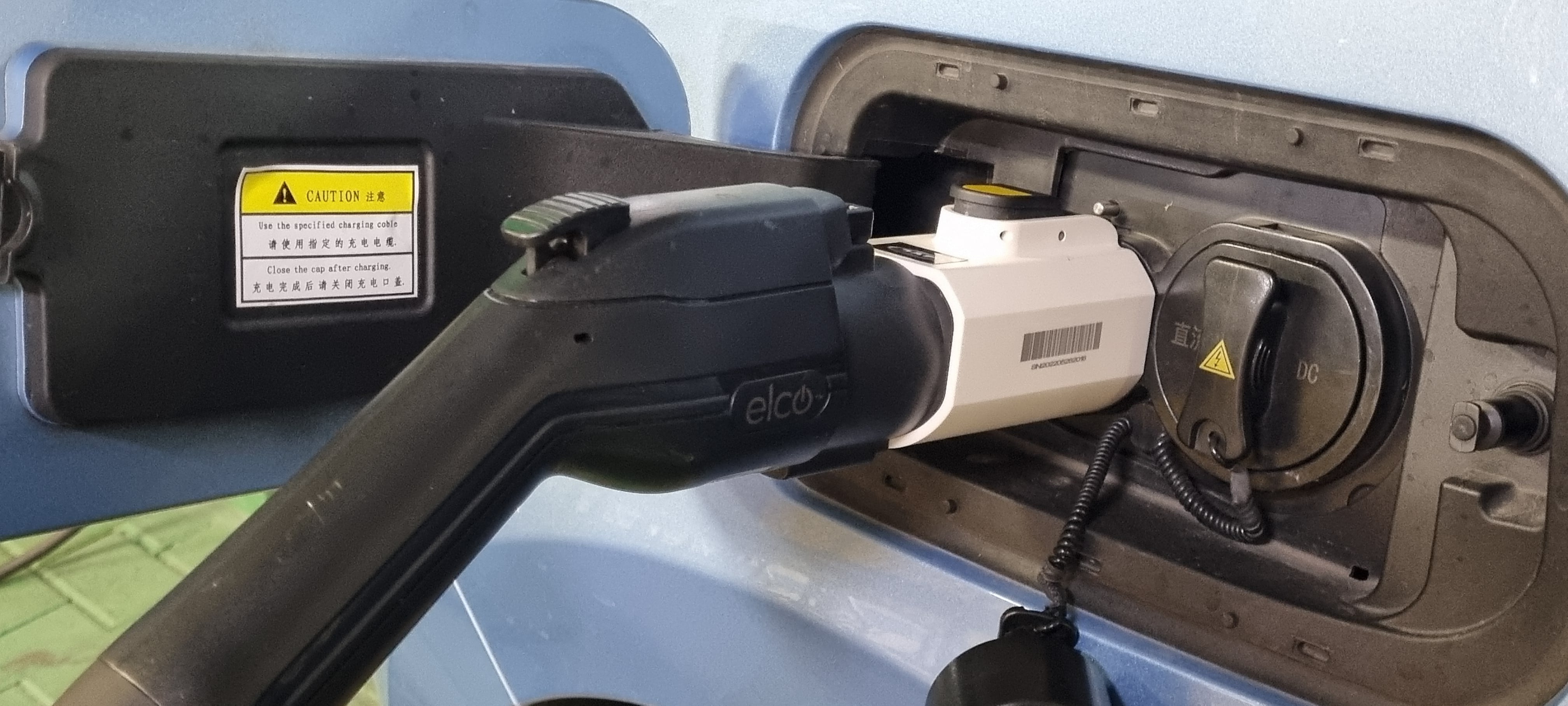 Vehículo conectado con un cargador eléctrico