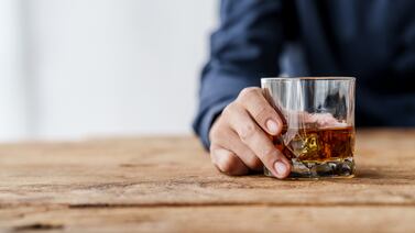 El alcohol debe llevar etiqueta de advertencia contra cáncer, dice el cirujano general de Estados Unidos