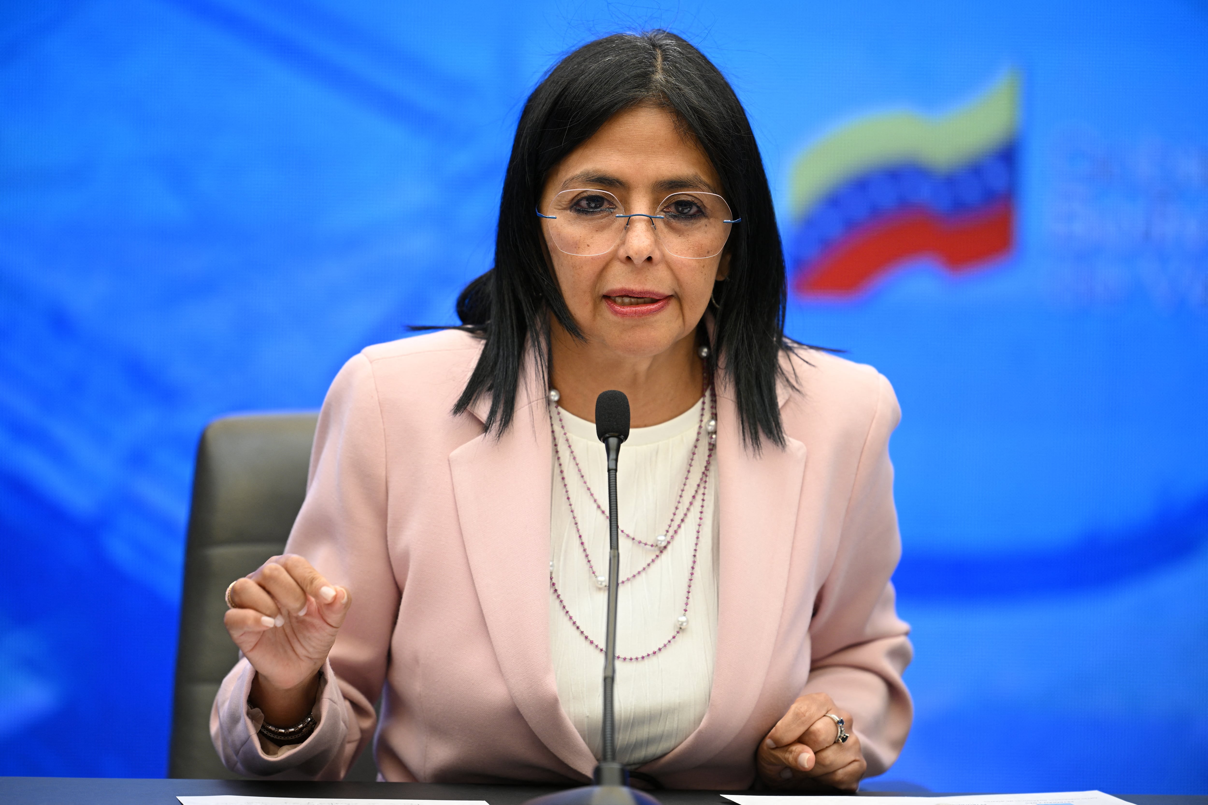 La vicepresidenta de Venezuela, Delcy Rodríguez, habla durante una conferencia de prensa en el Palacio Presidencial de Miraflores en Caracas. Rodríguez vinculó a María Corina Machado con los ataques.