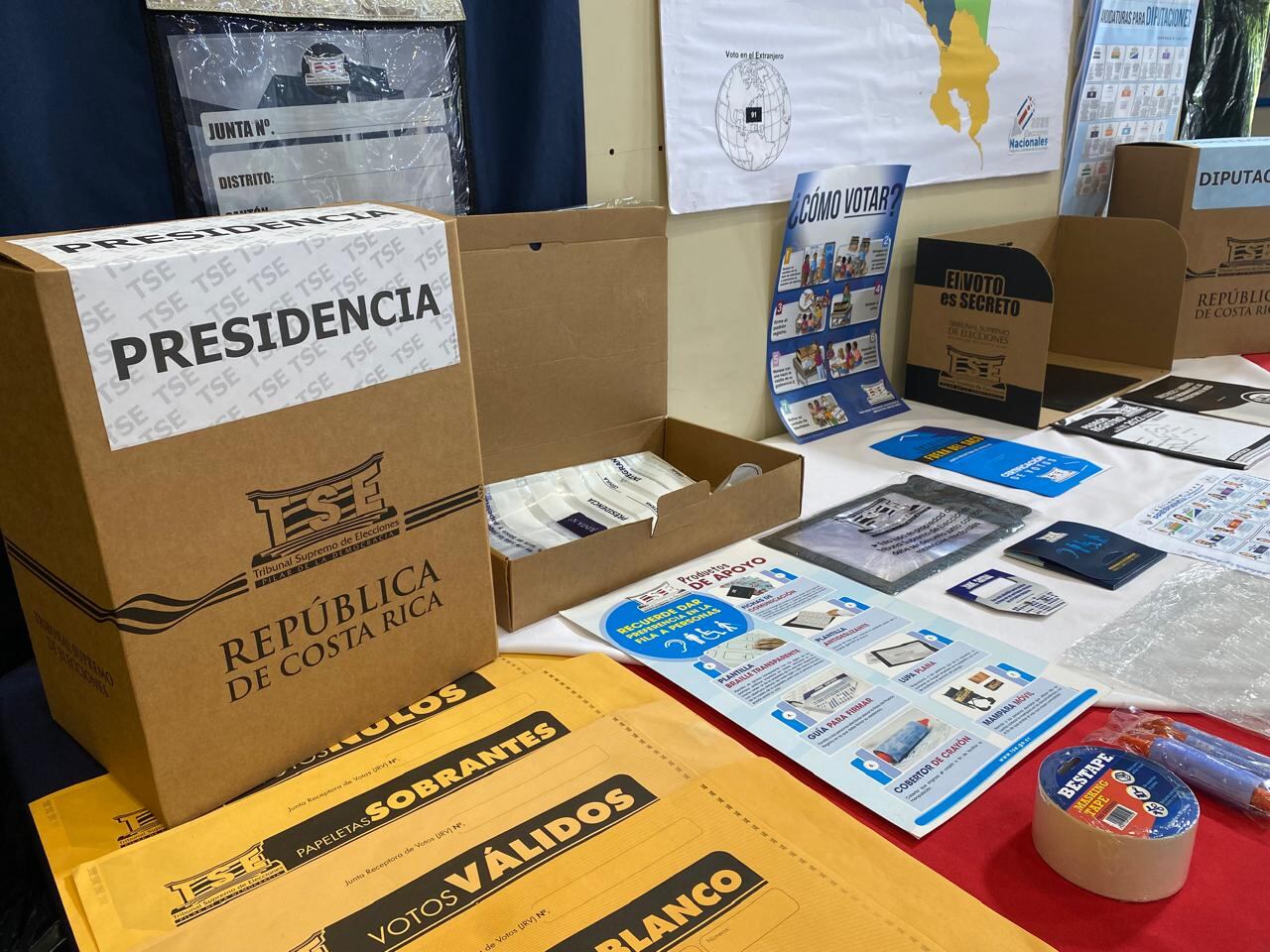 El Tribunal Supremo de Elecciones (TSE) inició oficialmente el empaque del material electoral que se usará en las elecciones nacionales del próximo 1 de febrero y que llegará a 7.154 juntas receptoras de votos (JRV) en todo el país.