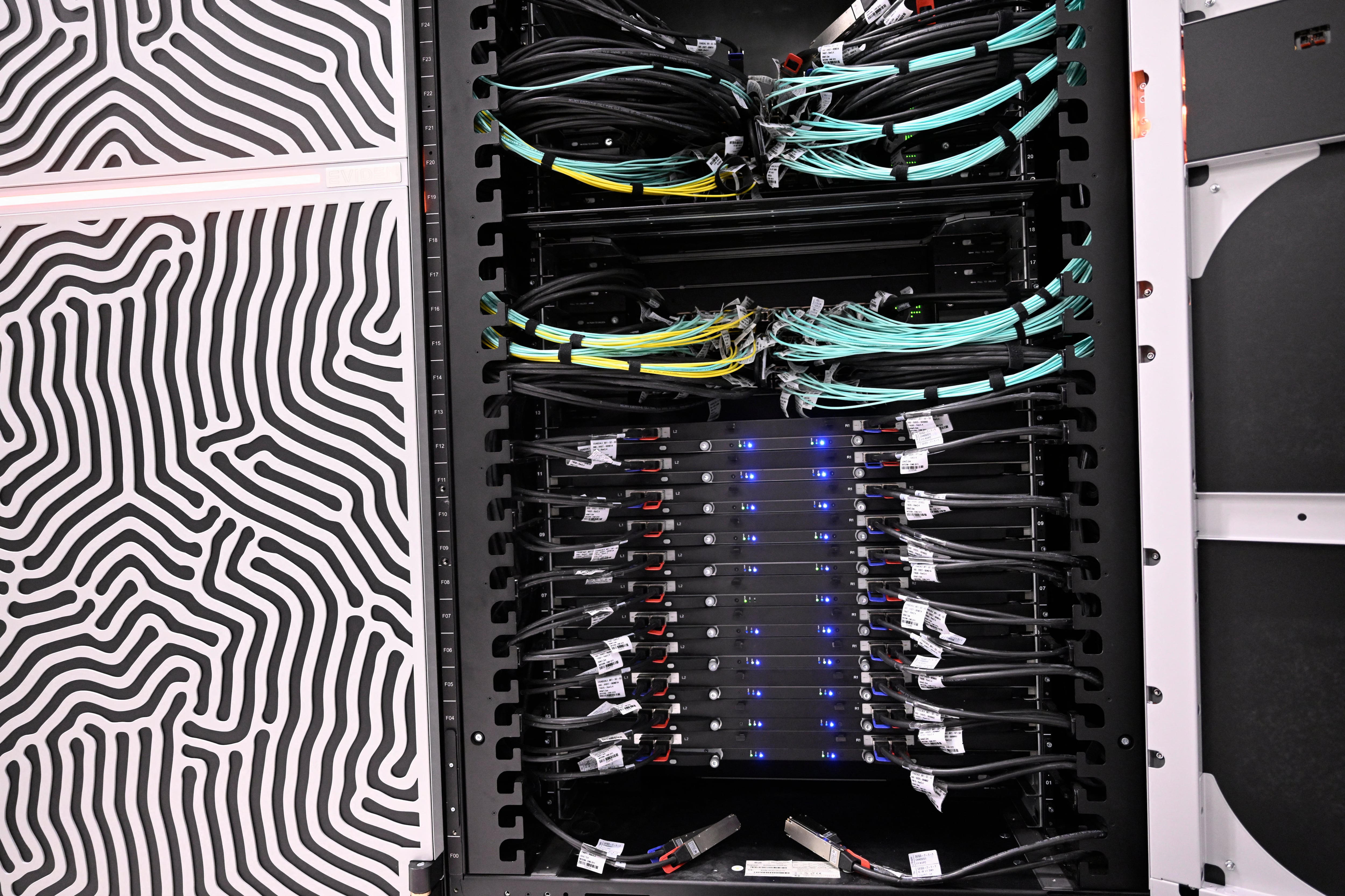 Júpiter, la supercomputadora más rápida de Europa, aparece en la imagen tras su inauguración el 5 de septiembre de 2025 en el Centro de Supercomputación de Jülich, en el oeste de Alemania. Júpiter es la primera supercomputadora "a exaescala" de Europa, lo que significa que podrá realizar al menos un quintillón (o un billón) de cálculos por segundo. Los operadores de la computadora esperan que pueda ayudar al continente en diversos ámbitos, desde la investigación climática hasta la recuperación en la carrera de la inteligencia artificial. (Foto de INA FASSBENDER / AFP)