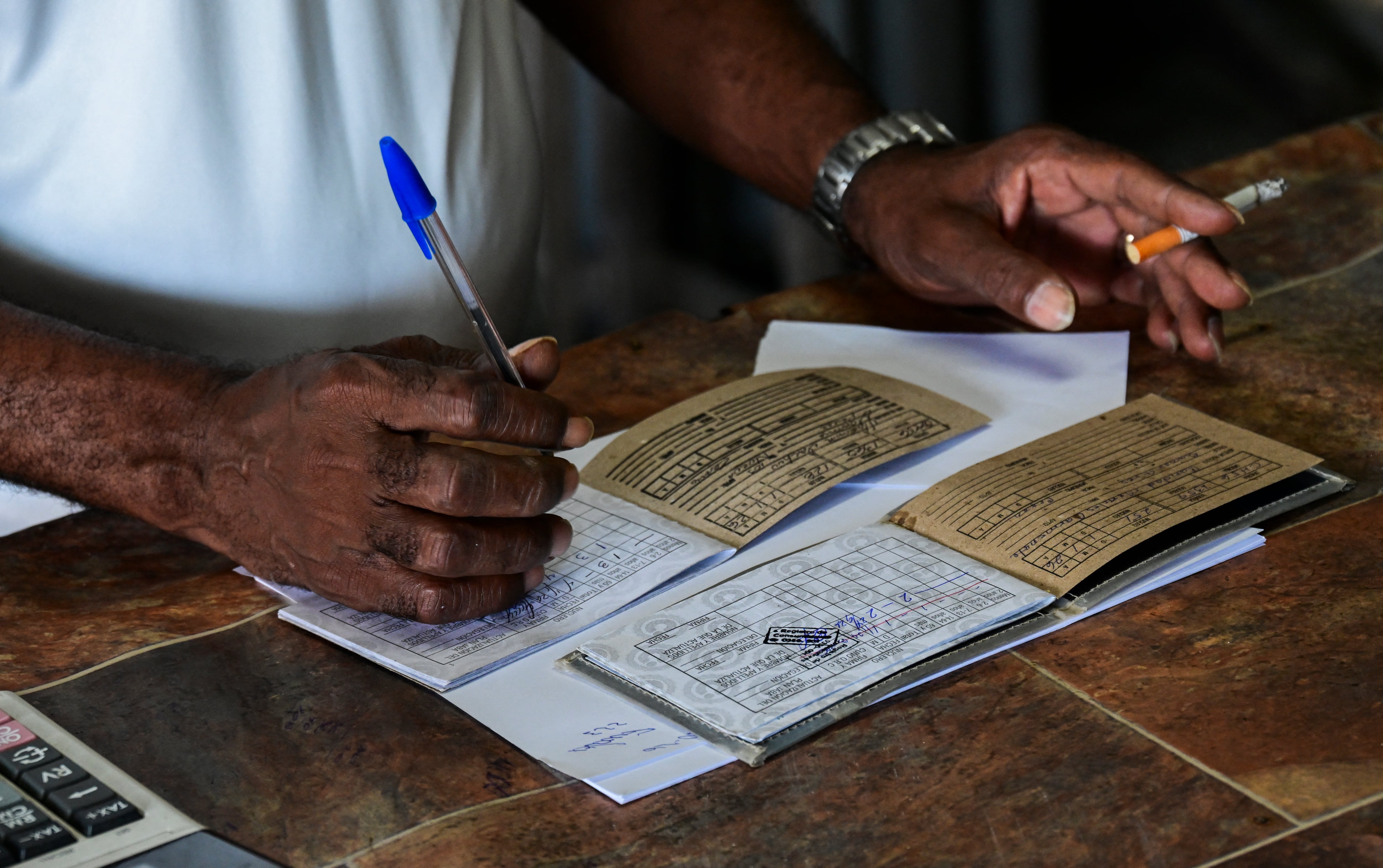 Un hombre trabaja en una tienda de racionamiento —conocida localmente como «bodega»— en La Habana, el 5 de octubre de 2026.
El gobierno de Cuba está sustituyendo las emblemáticas tiendas de racionamiento del país —consideradas durante mucho tiempo uno de los símbolos más visibles del modelo igualitario que caracterizó al socialismo cubano— por nuevos «Mercados de Barrio».