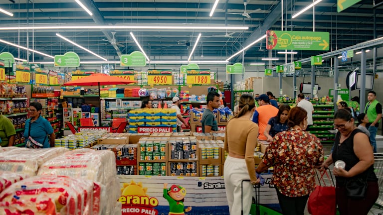 Las tres razones por las cuales la inflación negativa no alivia el bolsillo de los costarricenses