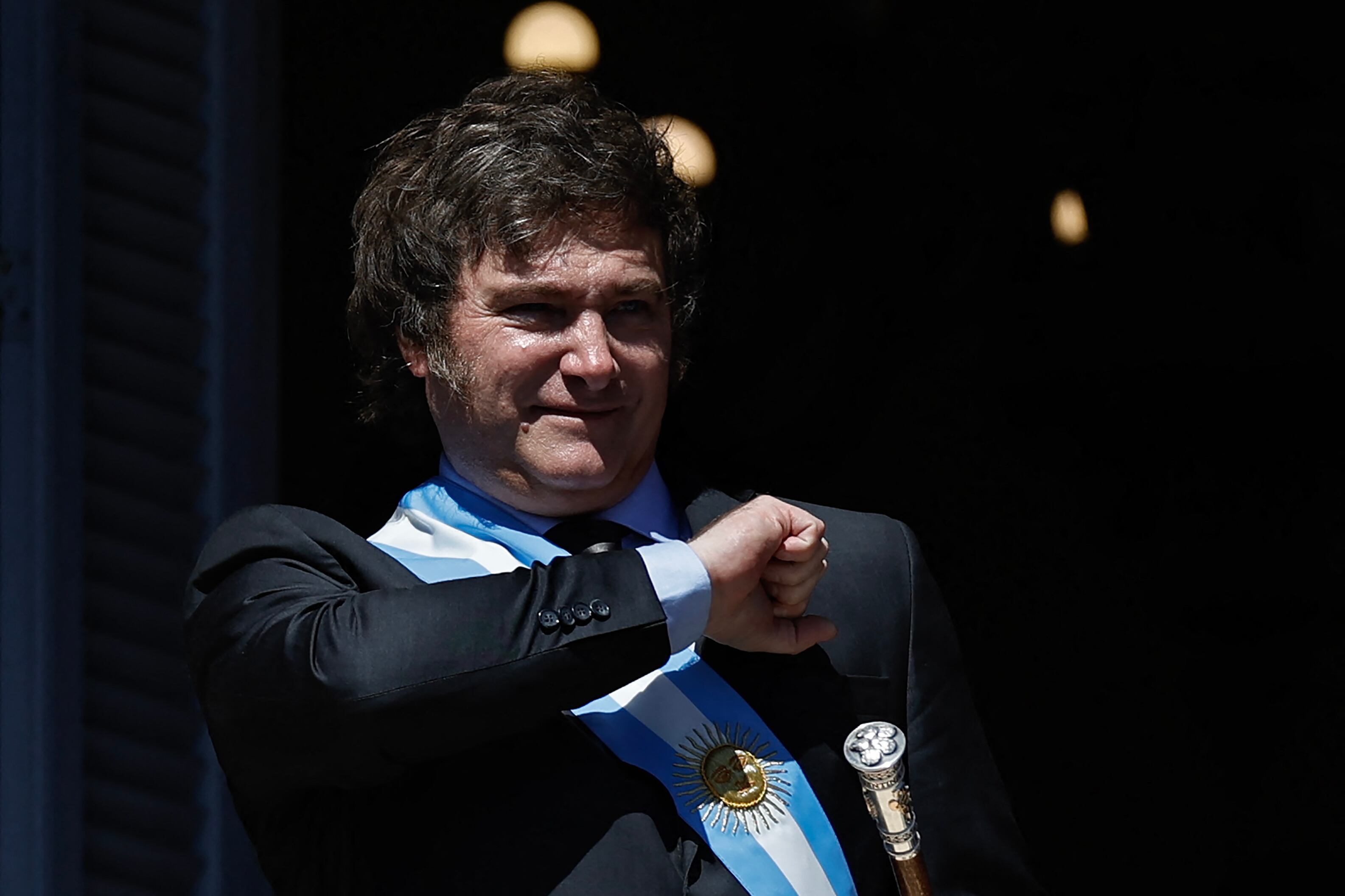 Javier Milei, presidente de Argentina, dice tener claro que su política económica sacará a Argentina del caos fiscal. Proyecta que marzo y abril serán los meses más duros del apretón financiero pero luegro vendrá el repunte de una economía golpeada por décadas.