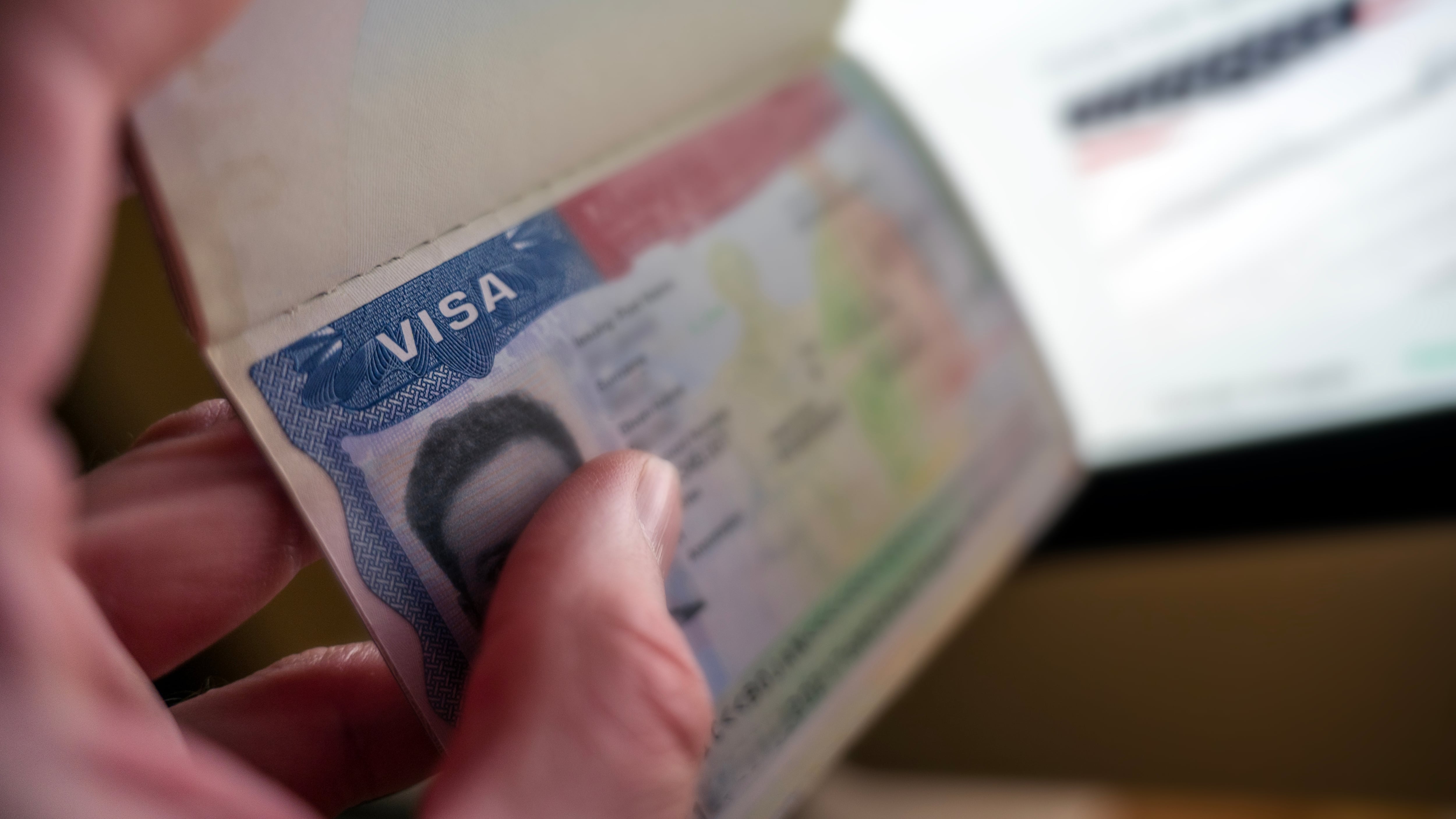 Estados Unidos sube tarifas en la emisión de visas especiales de trabajo.