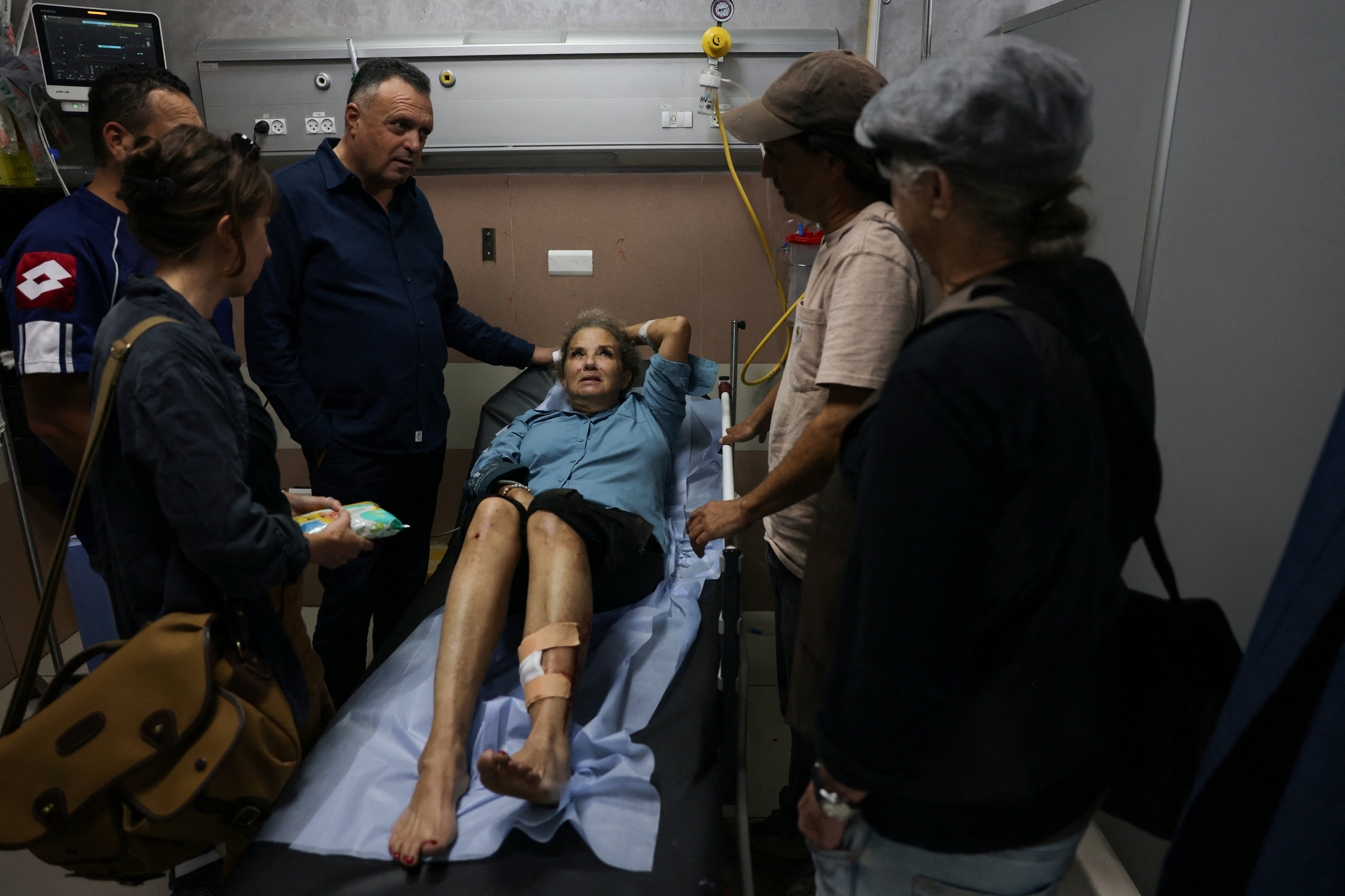 La fotoperiodista estadounidense independiente Heidi Levine yace en una camilla en la sala de urgencias del hospital gubernamental de la ciudad de Ramallah, ocupada por Israel, mientras recibe tratamiento tras ser atacada por colonos israelíes mientras fotografiaba a agricultores palestinos cosechando sus aceitunas, en la aldea palestina de Abu Falah, el 16 de octubre de 2026.