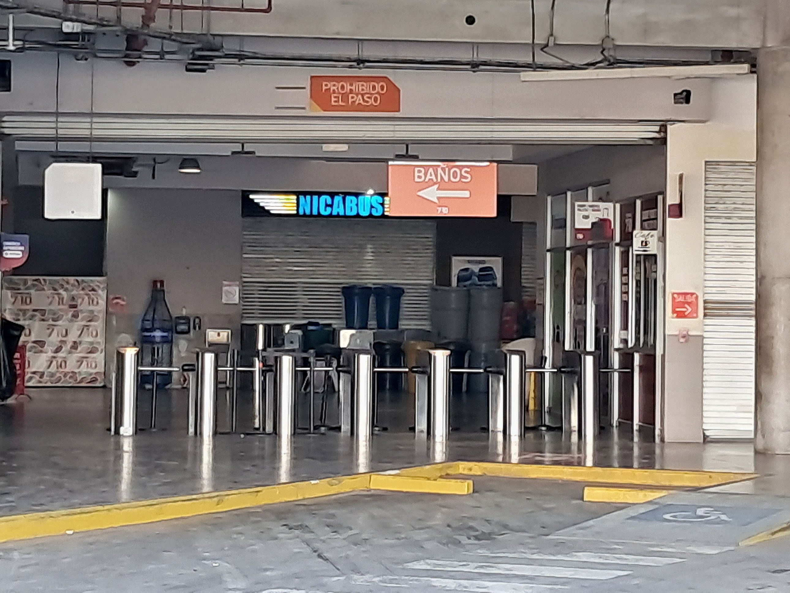 03 de mayo del 2025. San José. 07:00 hrs. Fotografías de las instalaciones de la Terminal 7 10 en San José que fue cerrada ante el translado de las paradas de autobuses a otro plantel. En la actualidad el edificio está siendo resguardado por oficiales de seguridad pero el acceso al público no está permitido. En la foto: Tomas generales de los alrededores de la terminal y fotos internas de las áreas en las que estuvo la estación de San Carlos, Nicaragua y Cóbano. Foto: Albert Marín.