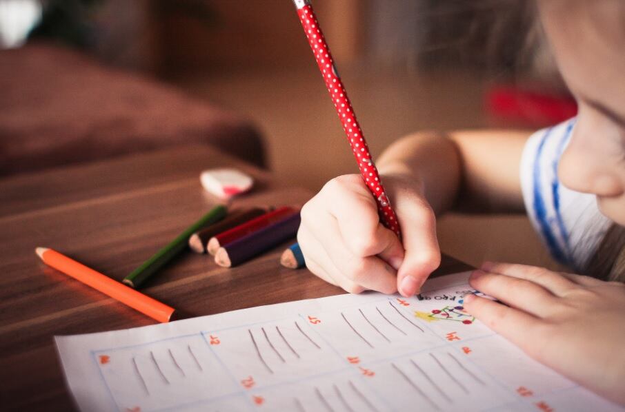 Hogar y escuela deben reconstruir el puente entre ambas instituciones y enfocarse en proveer a niñas y niños la seguridad emocional y apoyo durante la pandemia.