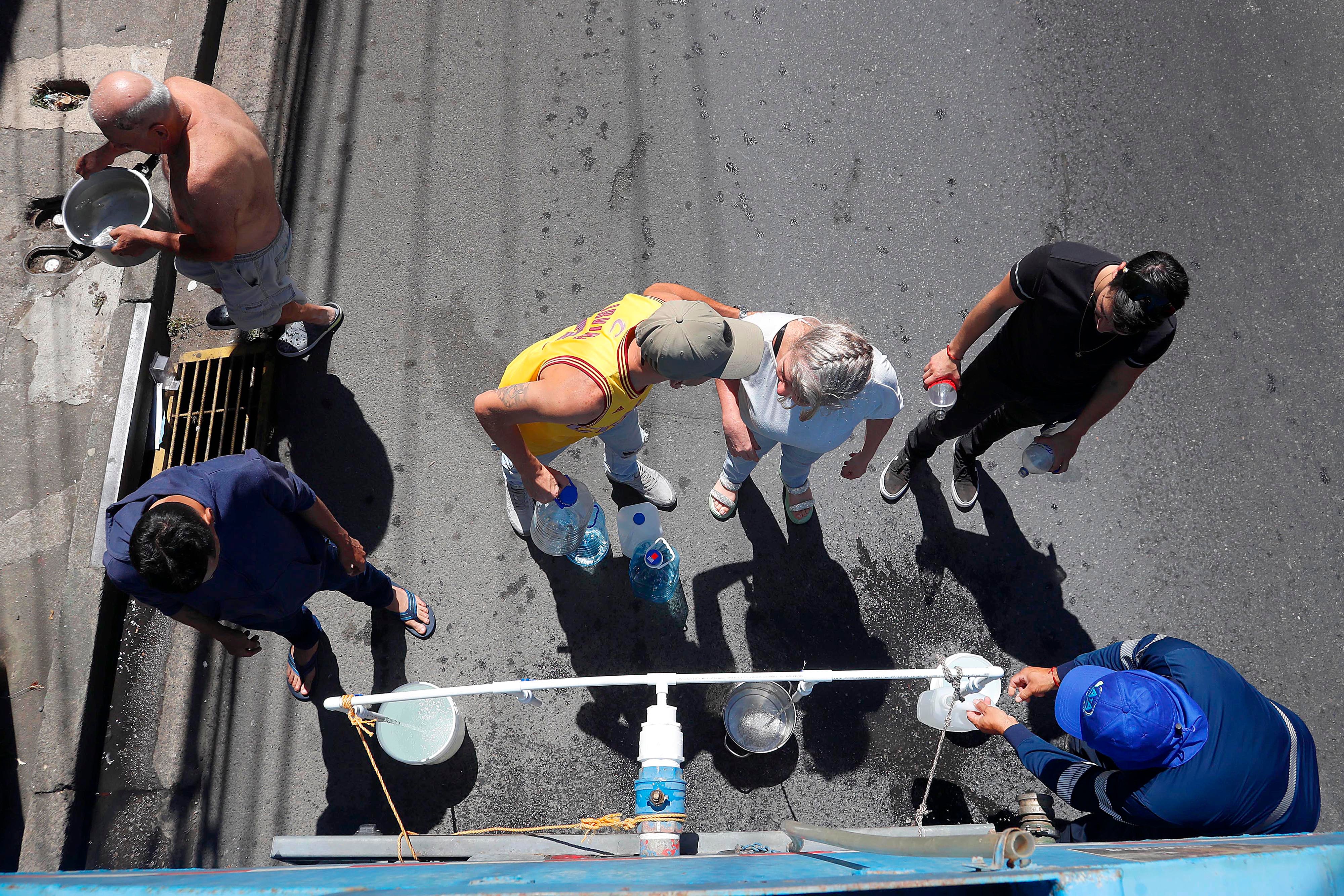 0/01/2024 Cinco Esquinas de Tibás, barrio San Gabriel Sur. Un camión cisterna contratado por Acueductos y Alcantarillados (AyA) repartió agua potable este martes por la mañana. Hombres, mujeres y niños de todas las edades se acercaron botellas, bidones, tarros y ollas para recoger agua ante la crisis que se vive por la contaminación del líquido con algún hidrocarburo hasta ahora desconocido. Foto: Rafael Pacheco Granados
