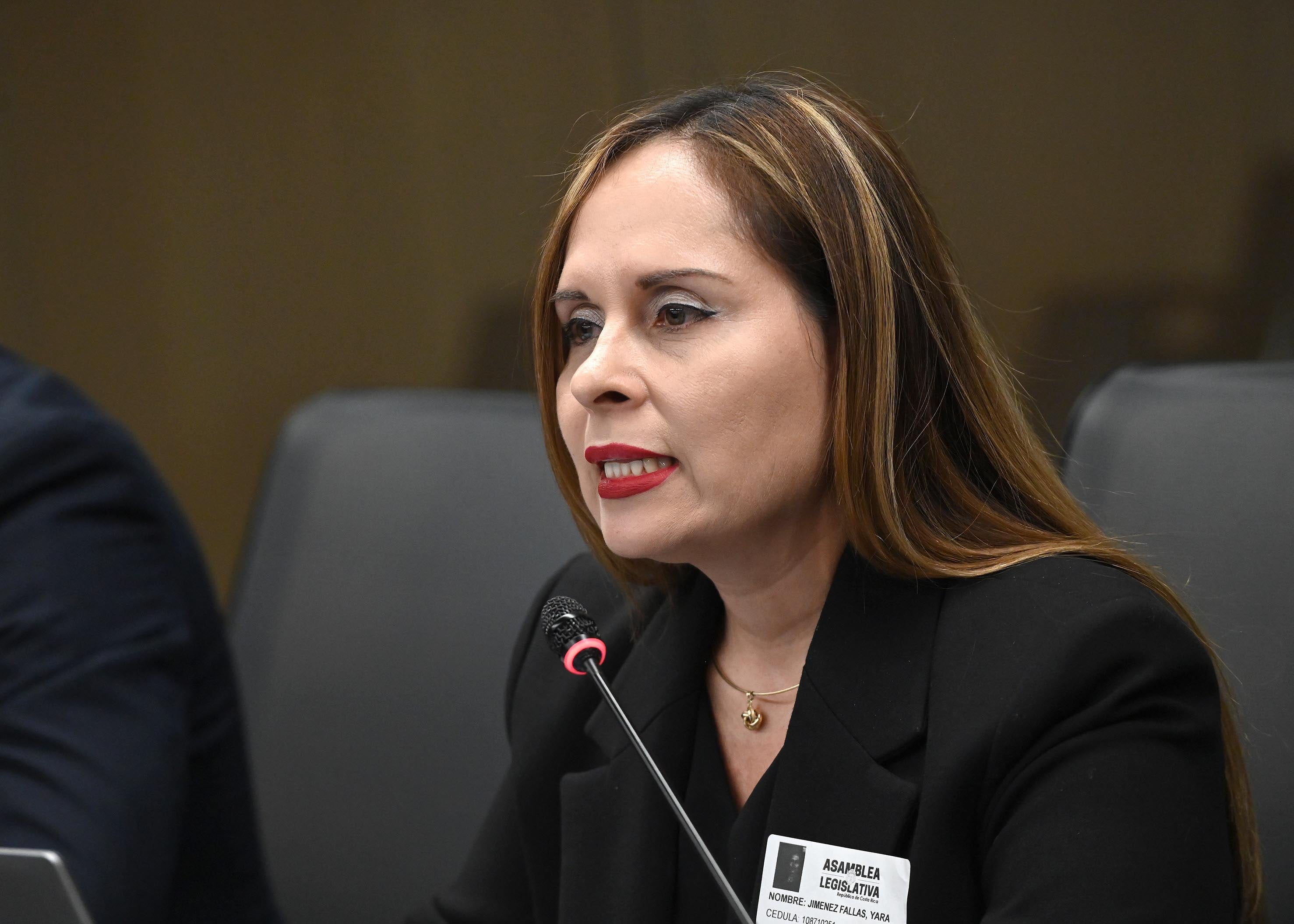 03 de julio del 2025. Asamblea Legislativa. 13:00 hrs. Funcionarios del gobierno de la República comparecen ante la Comisión Legislativa de Control de Gasto Público. Yara Jiménez, secretaria del Consejo de Gobierno, Allan Moreira, ascesor de la vicepresidencia y Jeremy Moya fueron interrogados por los diputados de la comisión. En la foto: Yara Jiménez. Foto: Albert Marín.
