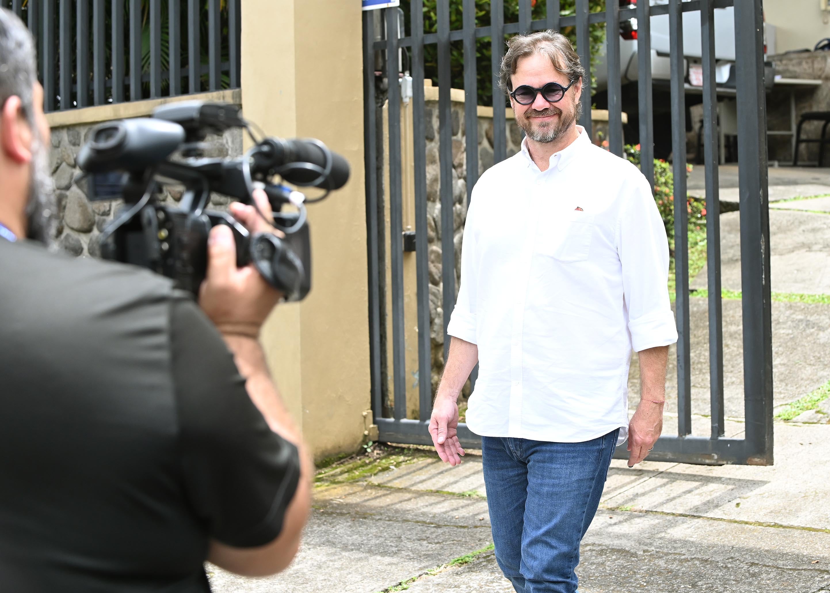 03 de setiembre del 2025. Físcalía geneal en San José. Federico Cruz conocido como Choreco se presentó junto a su abogado Gerardo Chávez ante la fiscalía general en San José. Fiscalía toma declaración a Choreco por presunta transferencia de $32.000 provenientes de contrato de BCIE. En la foto: Federico Cruz junto a su abogado Gerardo Chávez salen de la fiscalía. Foto: Albert Marín.