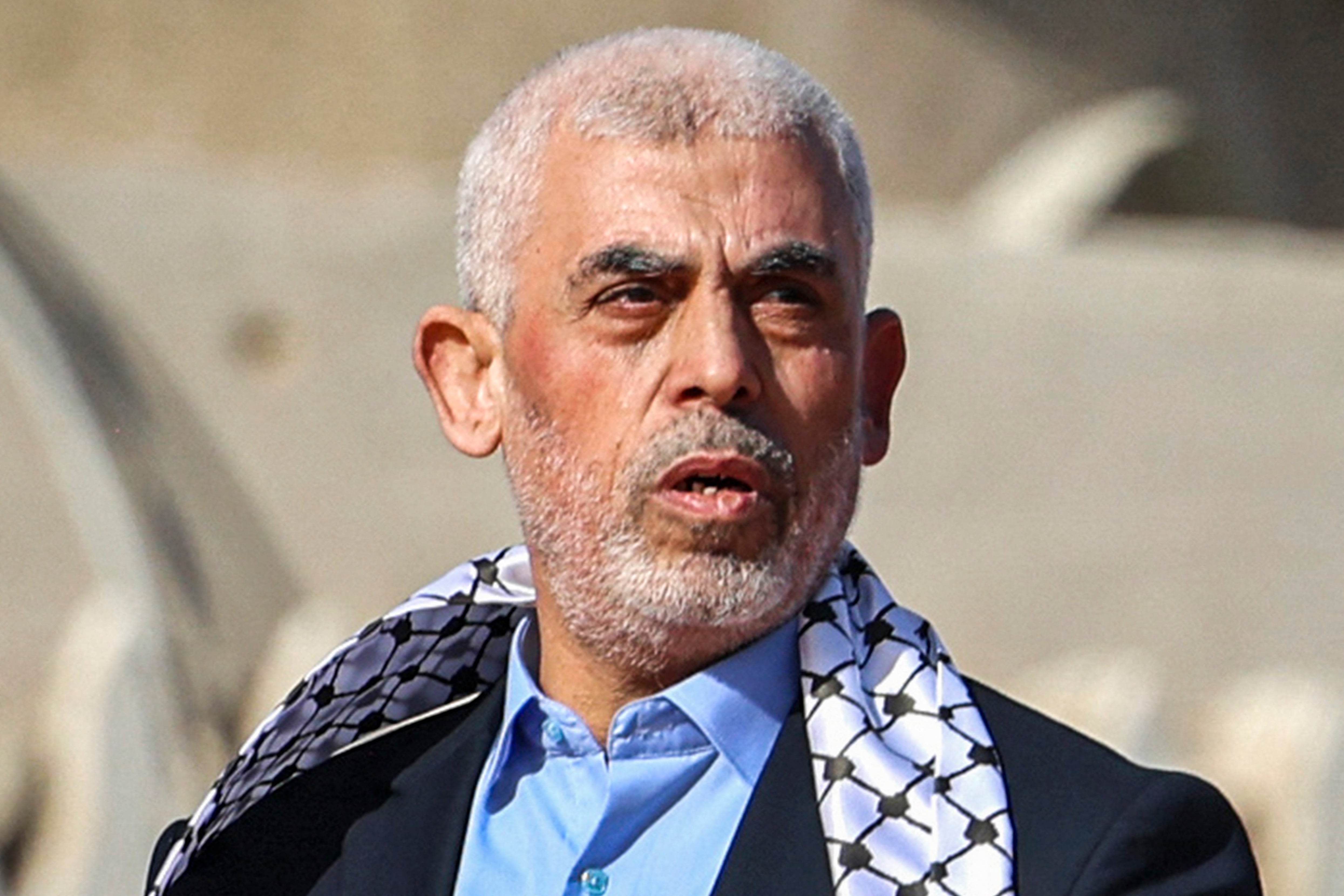 En esta fotografía de archivo del 14 de diciembre de 2022, el jefe del movimiento islamista palestino Hamás en la Franja de Gaza, Yahya Sinwar, aparece ante sus partidarios durante una manifestación conmemorativa del 35º aniversario de la fundación del grupo en la ciudad de Gaza. Israel verifica si murió en un ataque.