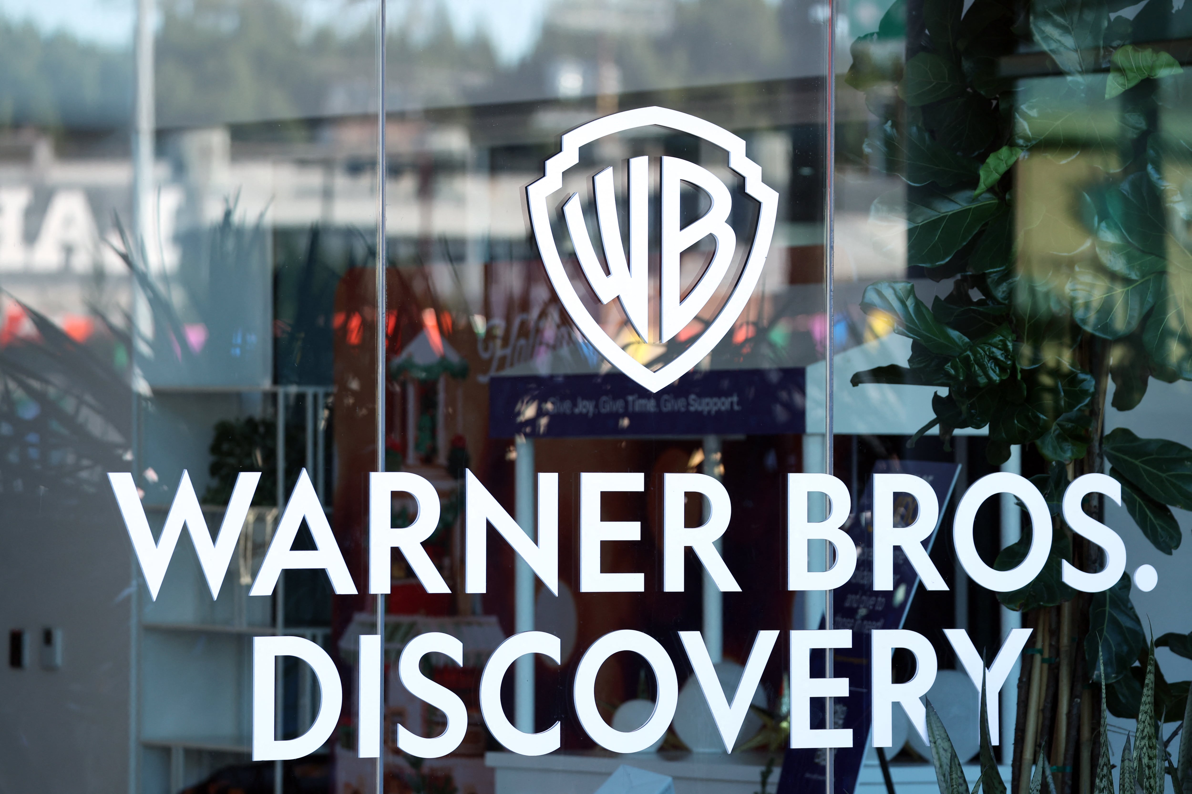 El logotipo de Warner Bros. Discovery en una de sus oficinas en Culver City, California, el pasado 5 de diciembre. Si Netflix lo consigue, la adquisición de Warner Bros. Discovery le da a Netflix acceso a un vasto catálogo de películas, así como al prestigioso servicio de streaming HBO Max. Fotografía: