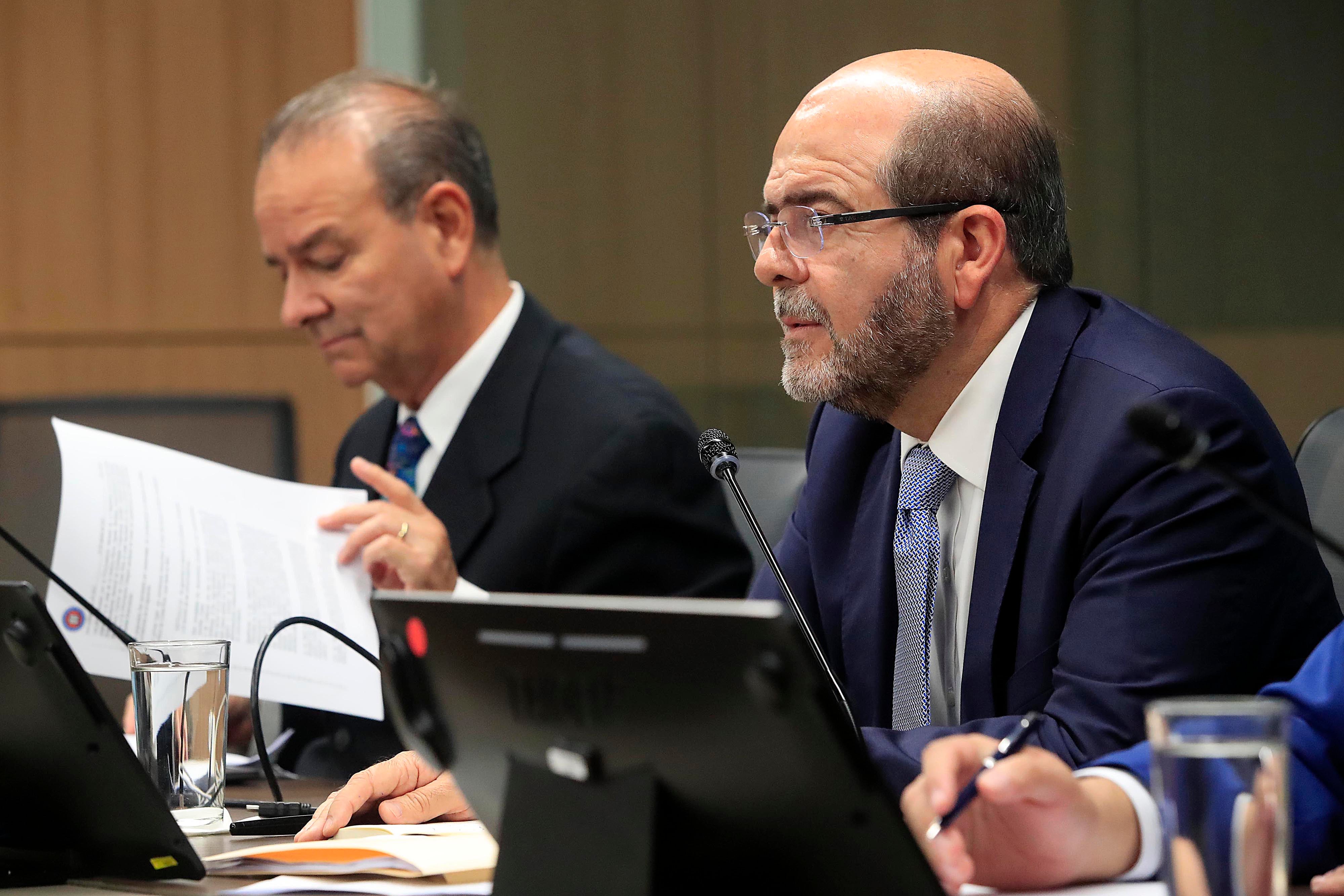 19/10/2023   Asamblea Legislativa. Comparecencia en el Congreso por tema del Banco Central, Fabián Volio Echeverría y Mario Gómez Pacheco (con lentes), de la ABC, en Comisión de Ingreso y Gasto Público.