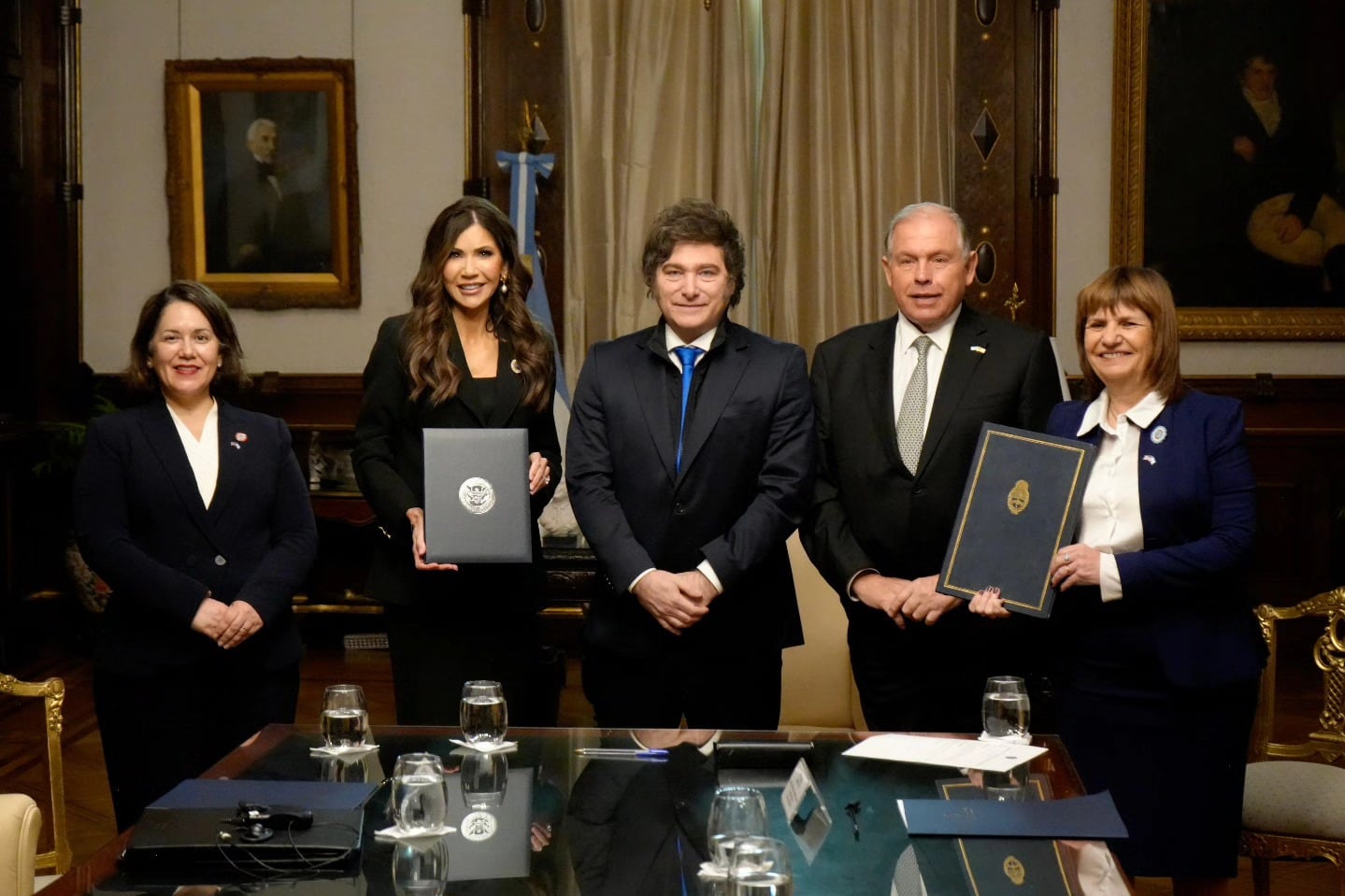 La República Argentina y los Estados Unidos de América firmaron una declaración de intención para el ingreso al Programa de Exención de Visas. La firma se realizó en el marco de la visita oficial a la Argentina de la Secretaria de Seguridad Nacional de los Estados Unidos, Kristi Noem, quien fue recibida en Casa Rosada por el Presidente Javier Milei y los ministros Patricia Bullrich y Gerardo Werthein.