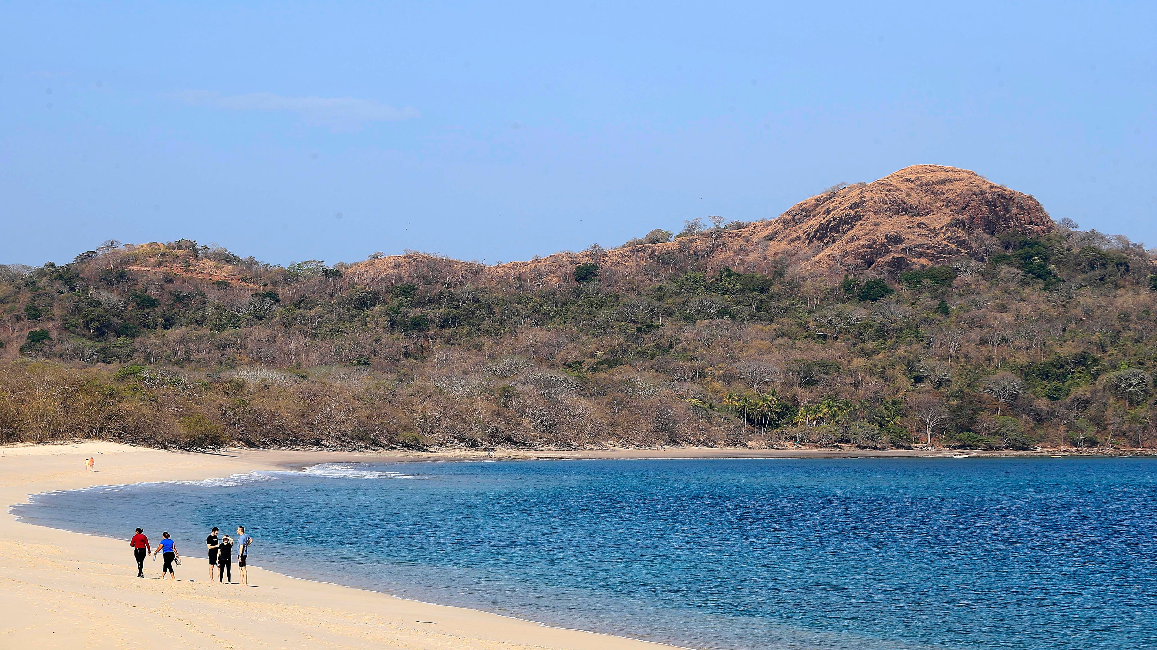 10/03/2024 Playa Conchal, Guanacaste. Arena, playa y sol... y los turistas que llegan a disfrutar de las buenas condiciones del clima, con cielo azul despejado, eso sí con mucho calor. Foto: Rafael Pacheco Granados