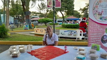 Ella inició Dulce Bendición en la casa, tenía que rechazar pedidos y ahora hasta construyó un local para producir queques y postres en Abangares