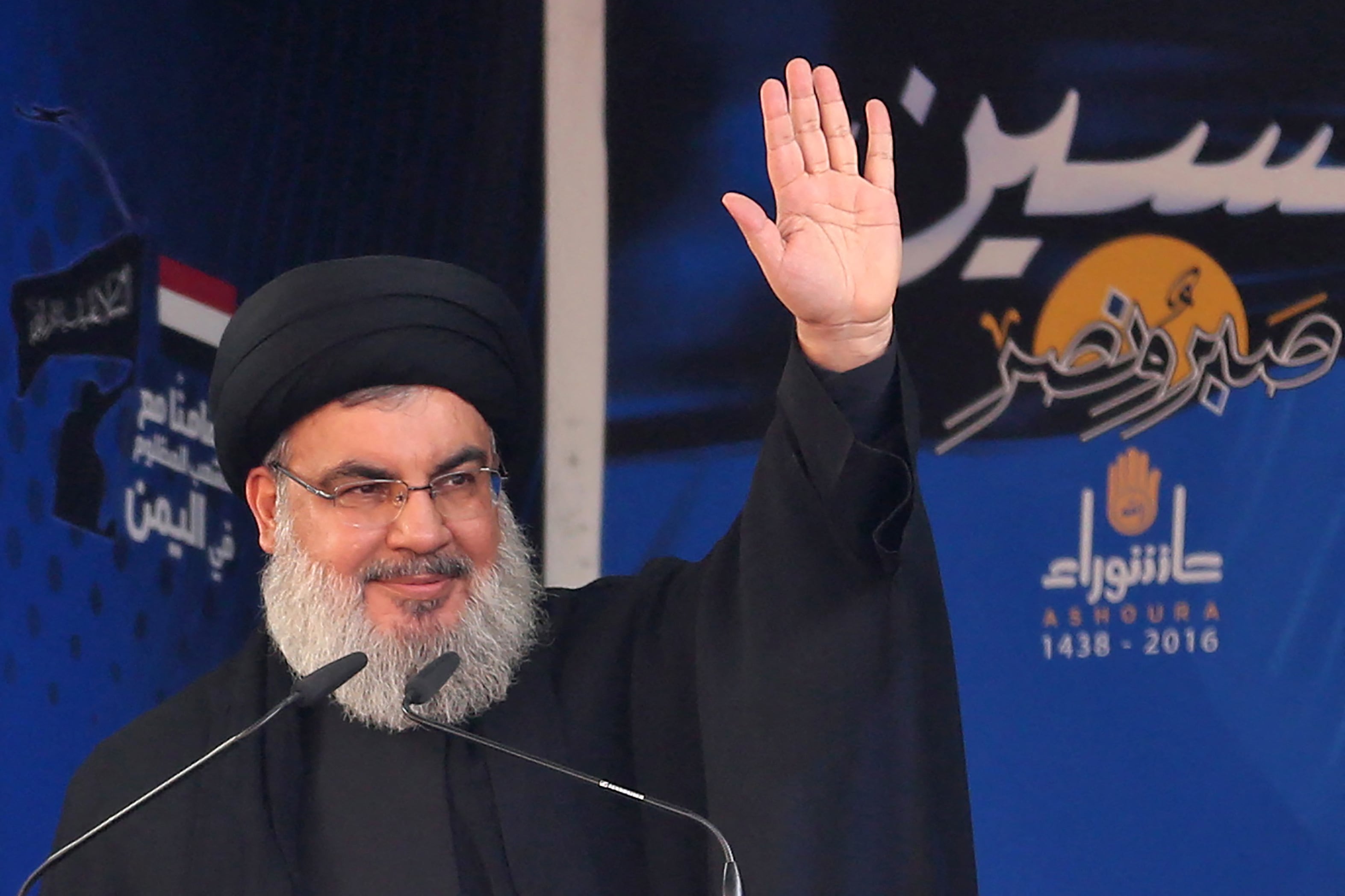El líder del movimiento chiita libanés Hassan Nasrallah se dirige a una multitud durante las conmemoraciones de la Ashura en un suburbio del sur de Beirut.