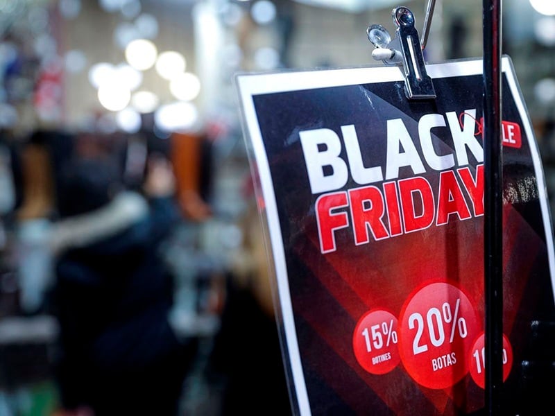 Más de 1.500 dominios falsos imitan a tiendas como Amazon y H&M para capturar datos de pago en campañas de Black Friday