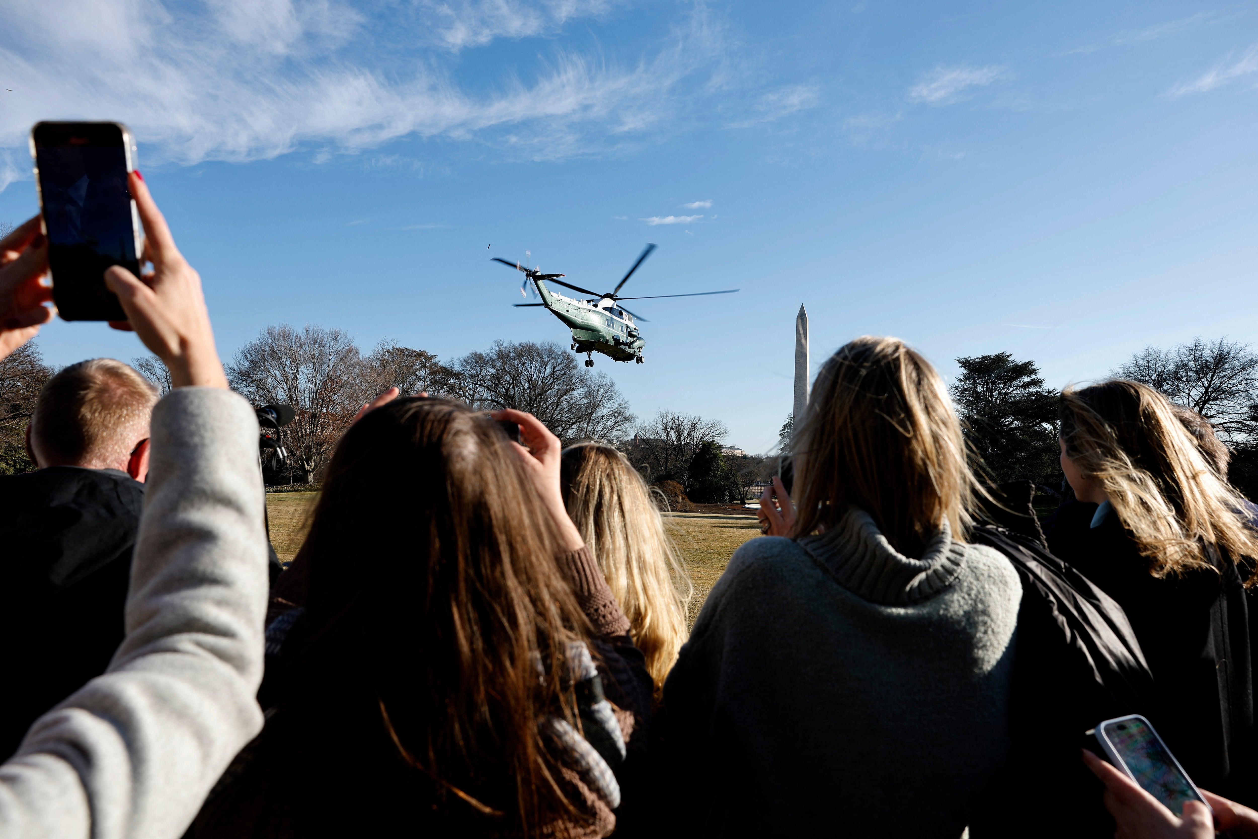 El presidente Donald Trump sale de la Casa Blanca el 7 de febrero de 2025 en Washington, DC (Photo by Anna Moneymaker / GETTY IMAGES NORTH AMERICA / Getty Images via AFP)